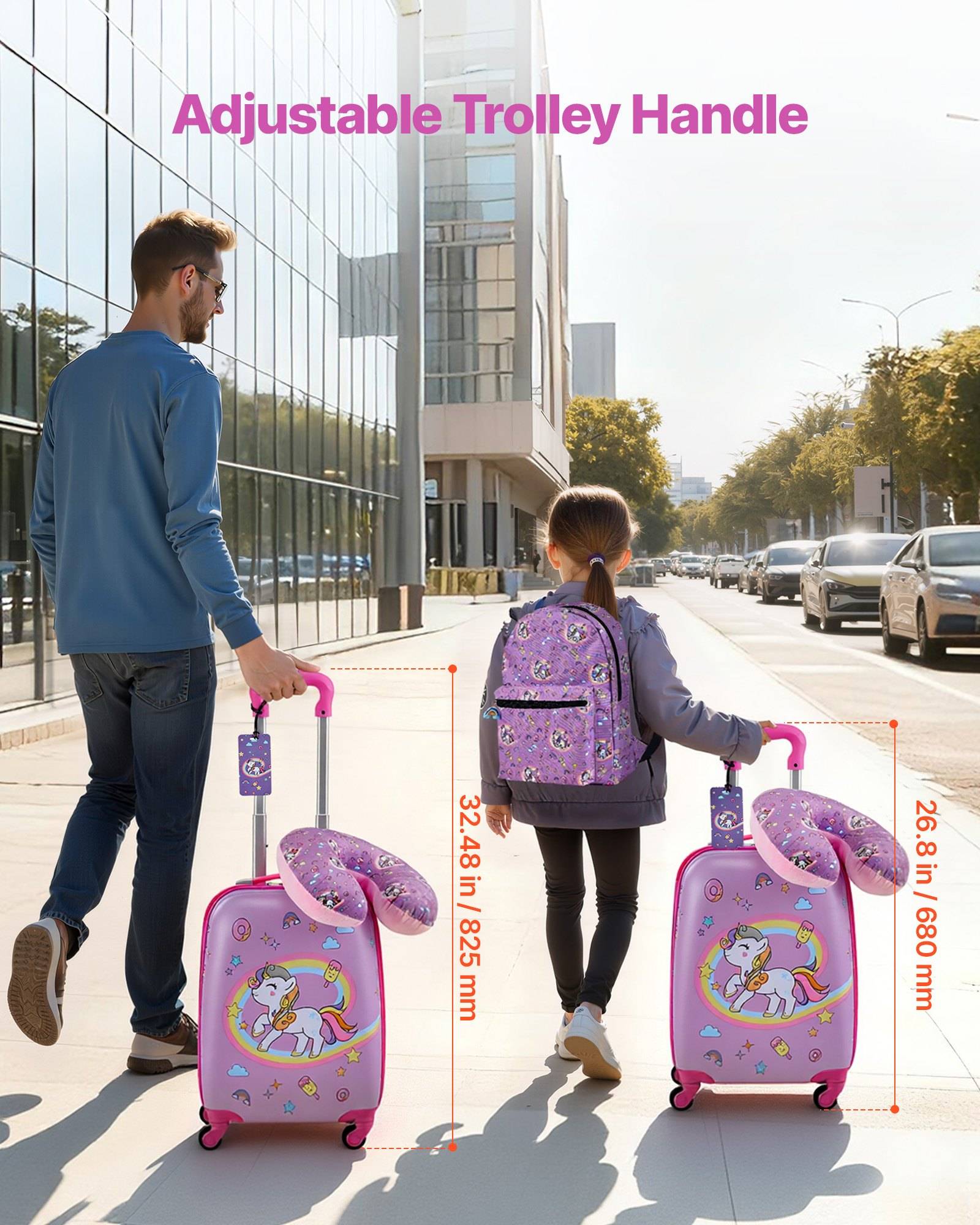 Ein Mann und ein Kind gehen mit rosafarbenem Einhorn-Gepäck auf einem Gehweg der Stadt; Der Text lautet „Verstellbarer Trolleygriff" und zeigt Kofferhöhenmessungen.