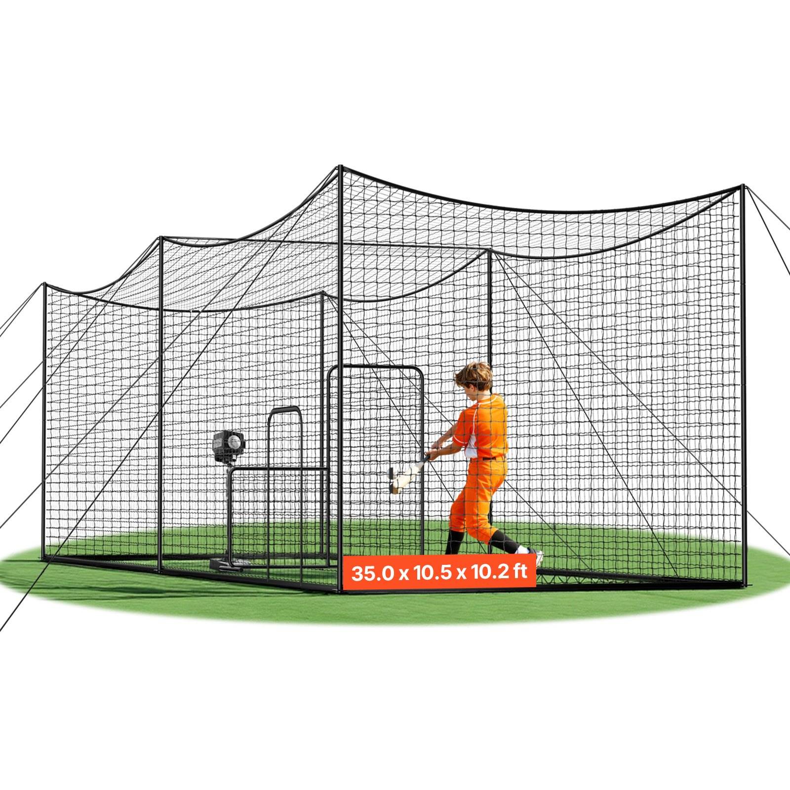 Person in oranger Arbeitskleidung, die ein Baseball-Wurfnetz-Gehäuse nutzt, beschriftet mit „35,0 x 10,5 x 10,2 ft