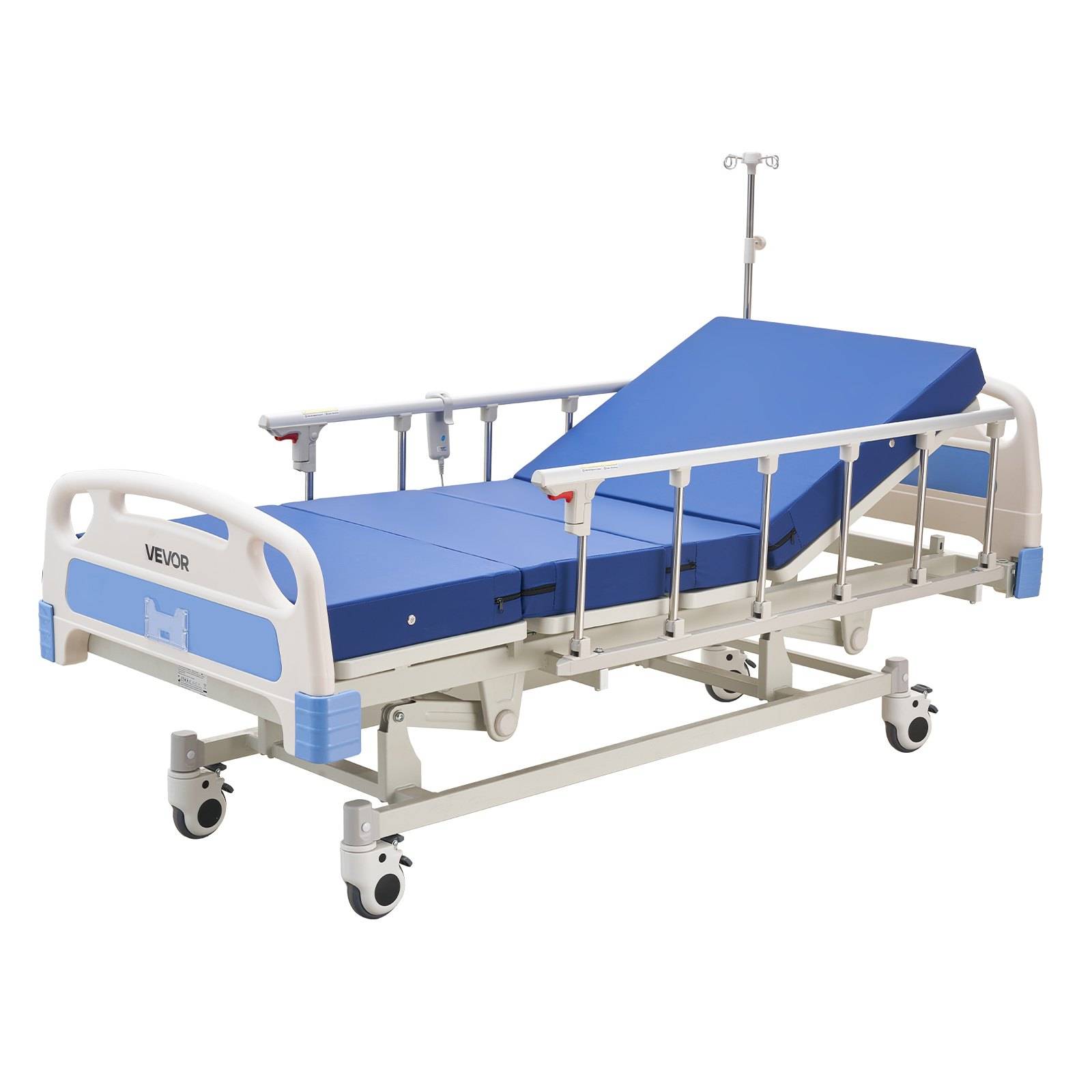 Verstellbares Krankenhausbett mit blauer Matratze, Seitengittern, Infusionsständer und Rollensockel auf weißem Hintergrund.