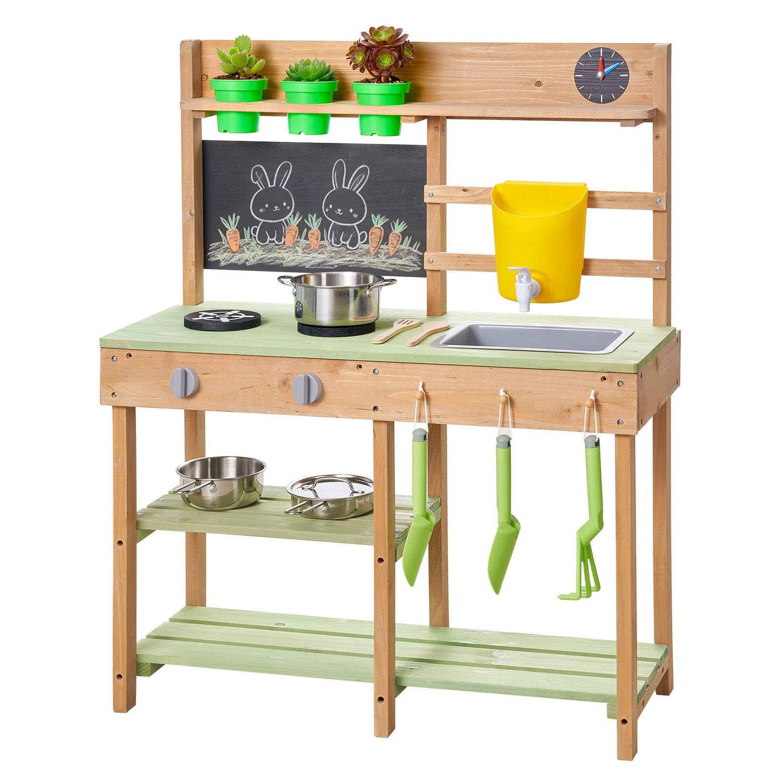 Holzspielküche für Kinder mit Herd, Spüle, Regalen zur Aufbewahrung, hängenden Utensilien, Topfpflanzen und einer Tafel mit Hasenzeichnung.