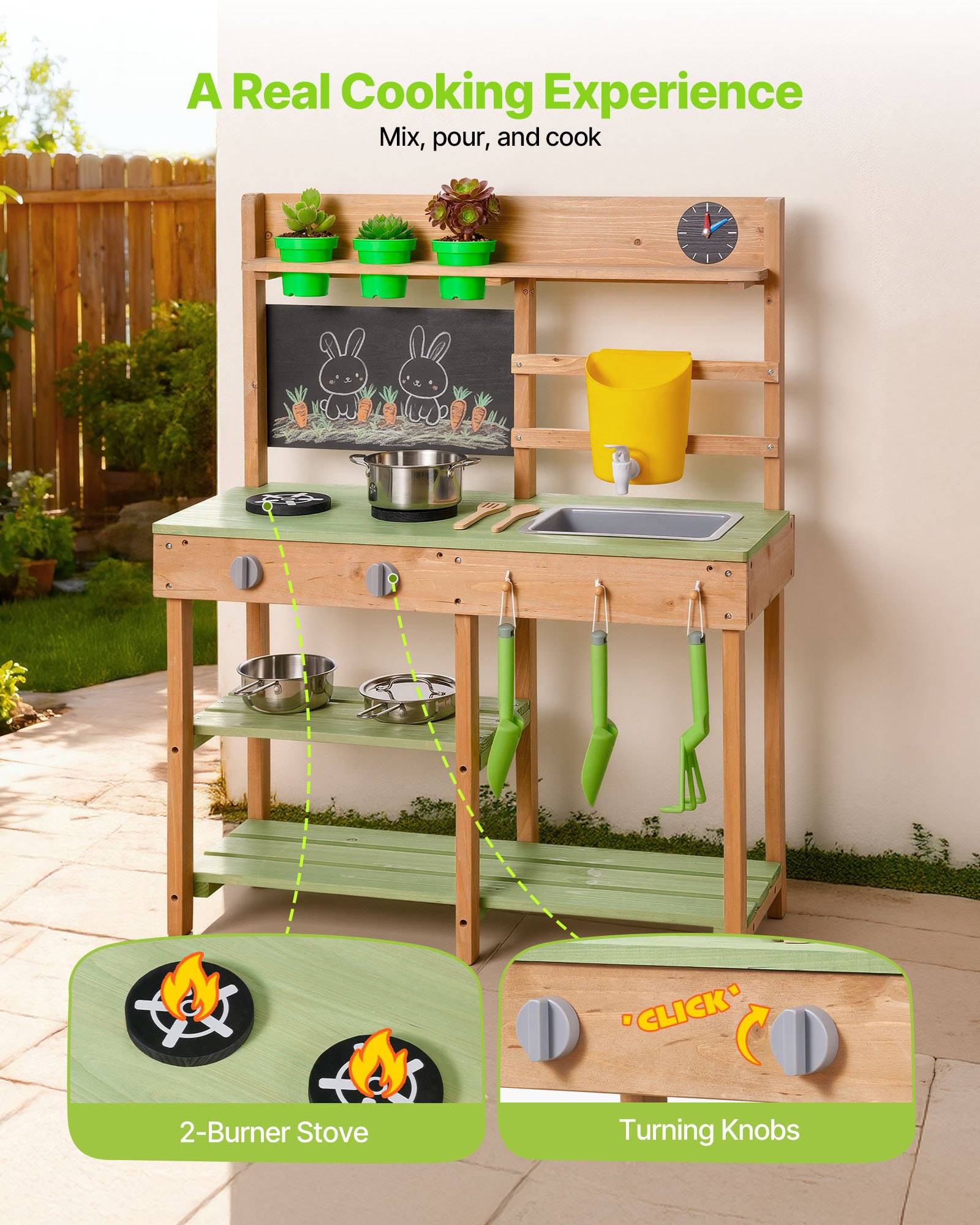 Werbebild einer Holz-Spielküche für Kinder im Freien mit Töpfen, Spüle, Knöpfen und einem 2-Flammen-Herd; der Text lautet „Ein echtes Kocherlebnis" und „Mischen, gießen und kochen"".