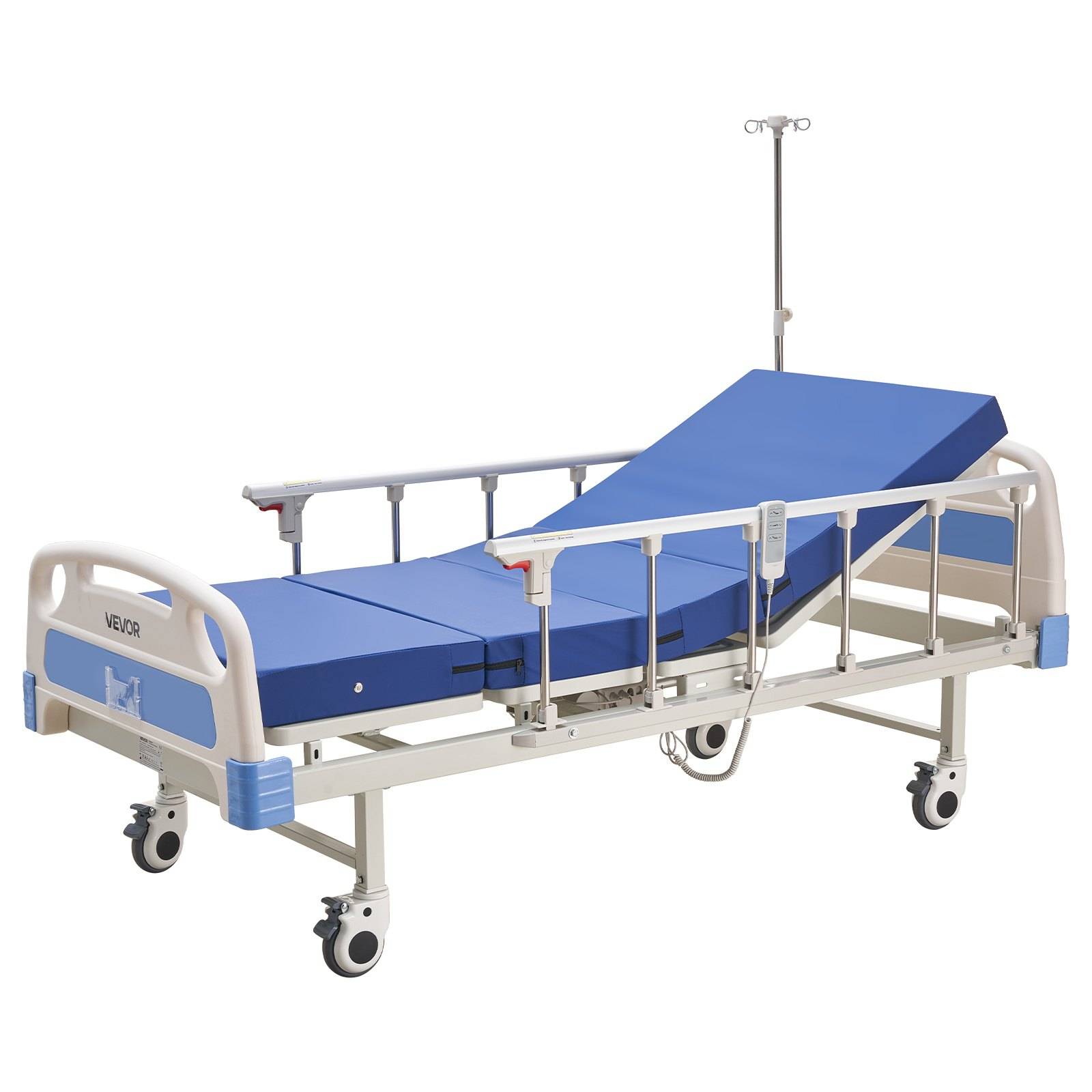 Verstellbares Krankenhausbett mit blauer Matratze, Seitengittern, Infusionsständer und Lenkrollen auf weißem Hintergrund.