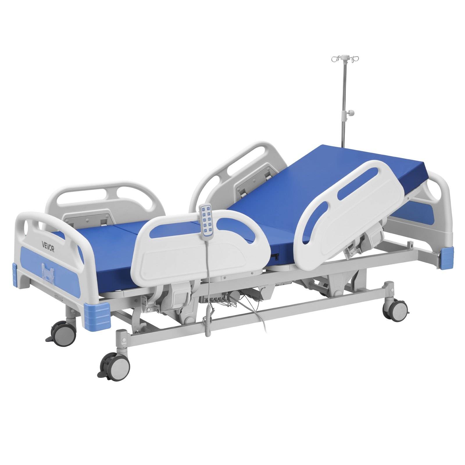 Krankenhausbett mit verstellbaren Seitengittern, blauen Matratzenteilen, Rollen und Halterung für Infusionsstativ auf weißem Hintergrund.
