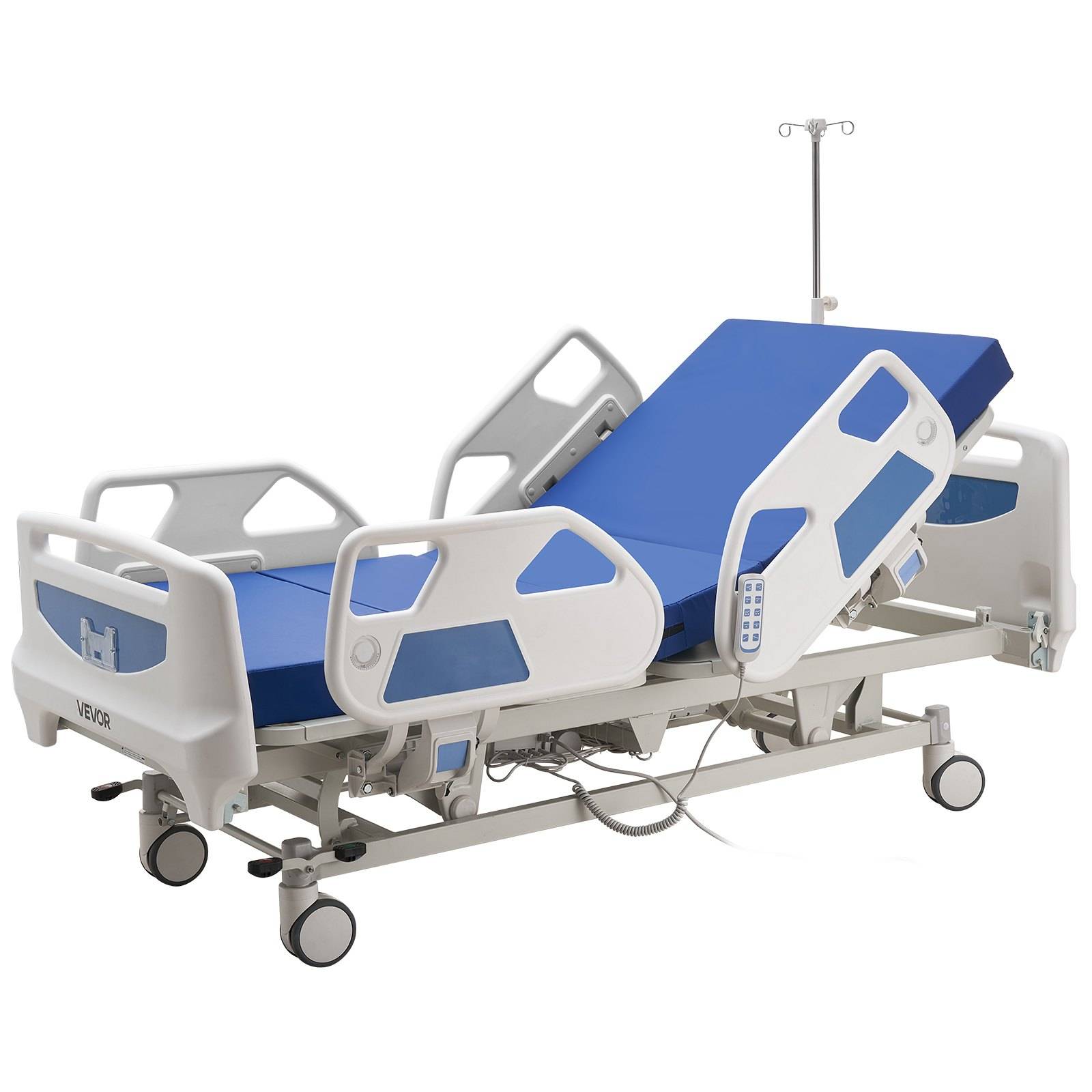 Verstellbares Krankenhausbett mit Seitengittern, blauen Matratzenabschnitten, Infusionsständer und Rollen auf weißem Hintergrund.
