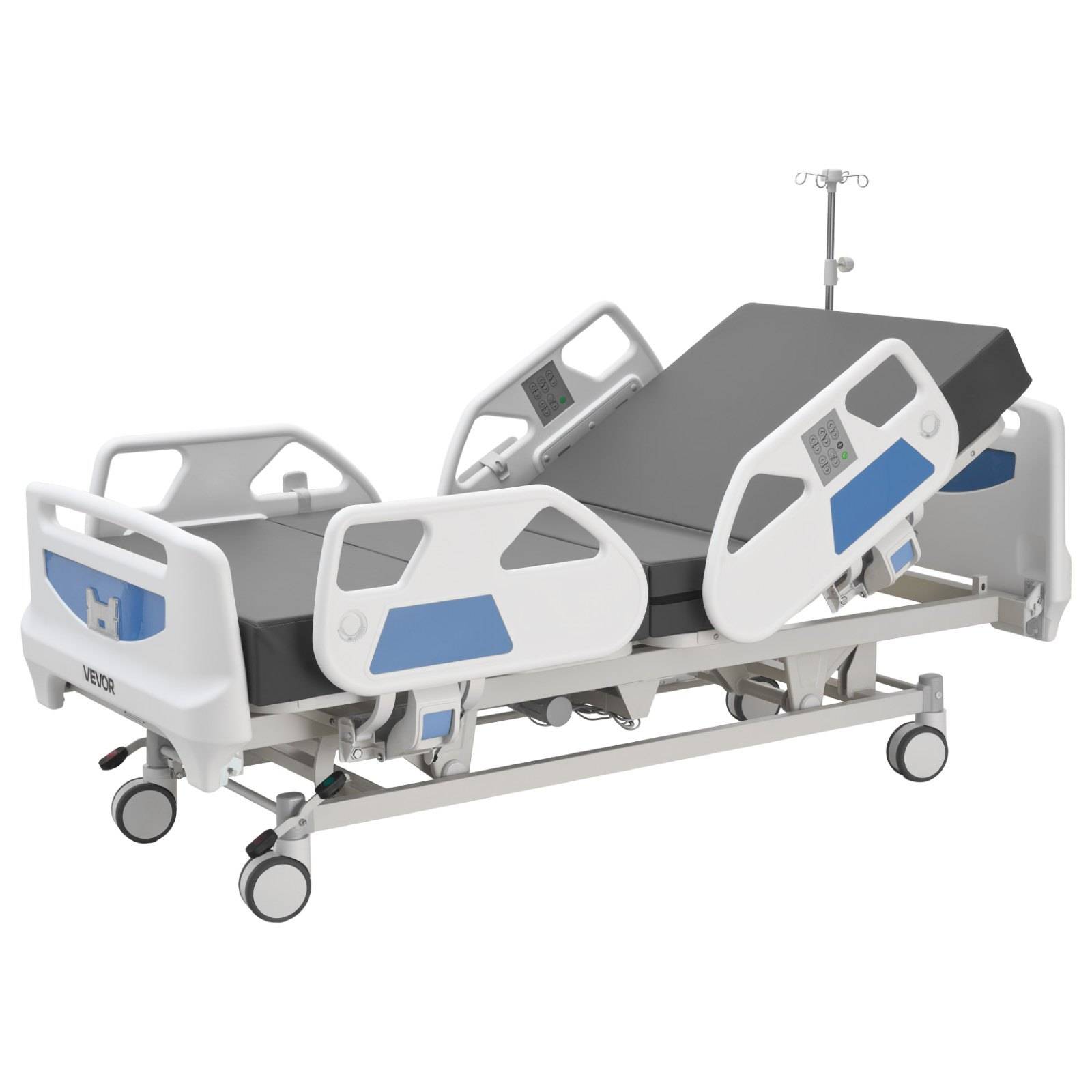 Verstellbares elektrisches Krankenhausbett mit erhöhten Seitenschienen, Infusionsständer und Rollensockel auf weißem Hintergrund