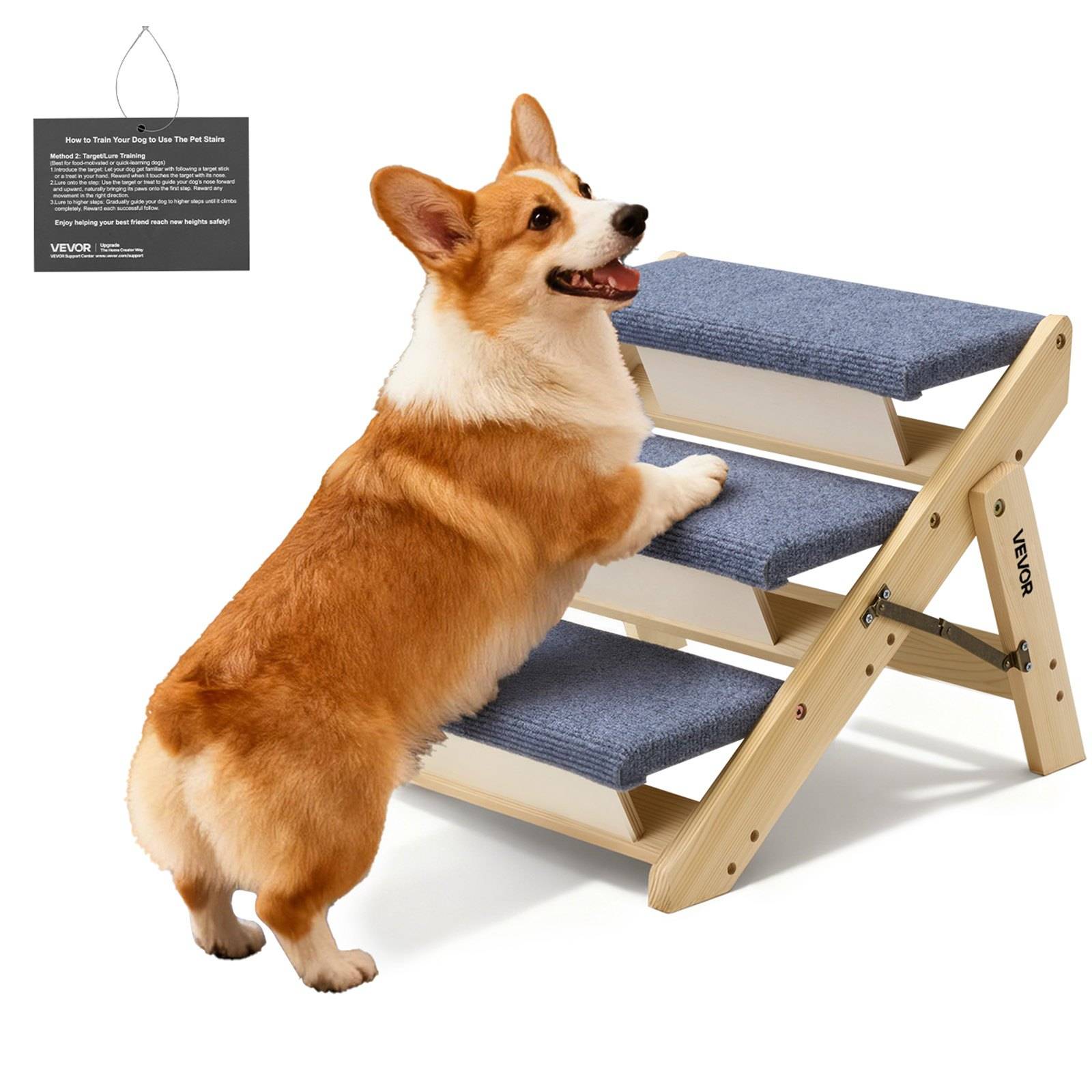 Corgi steht auf einer dreistufigen Holztreppe für Haustiere mit blauem Teppichbelag auf den Stufen, neben einem hängenden Produktetikett.