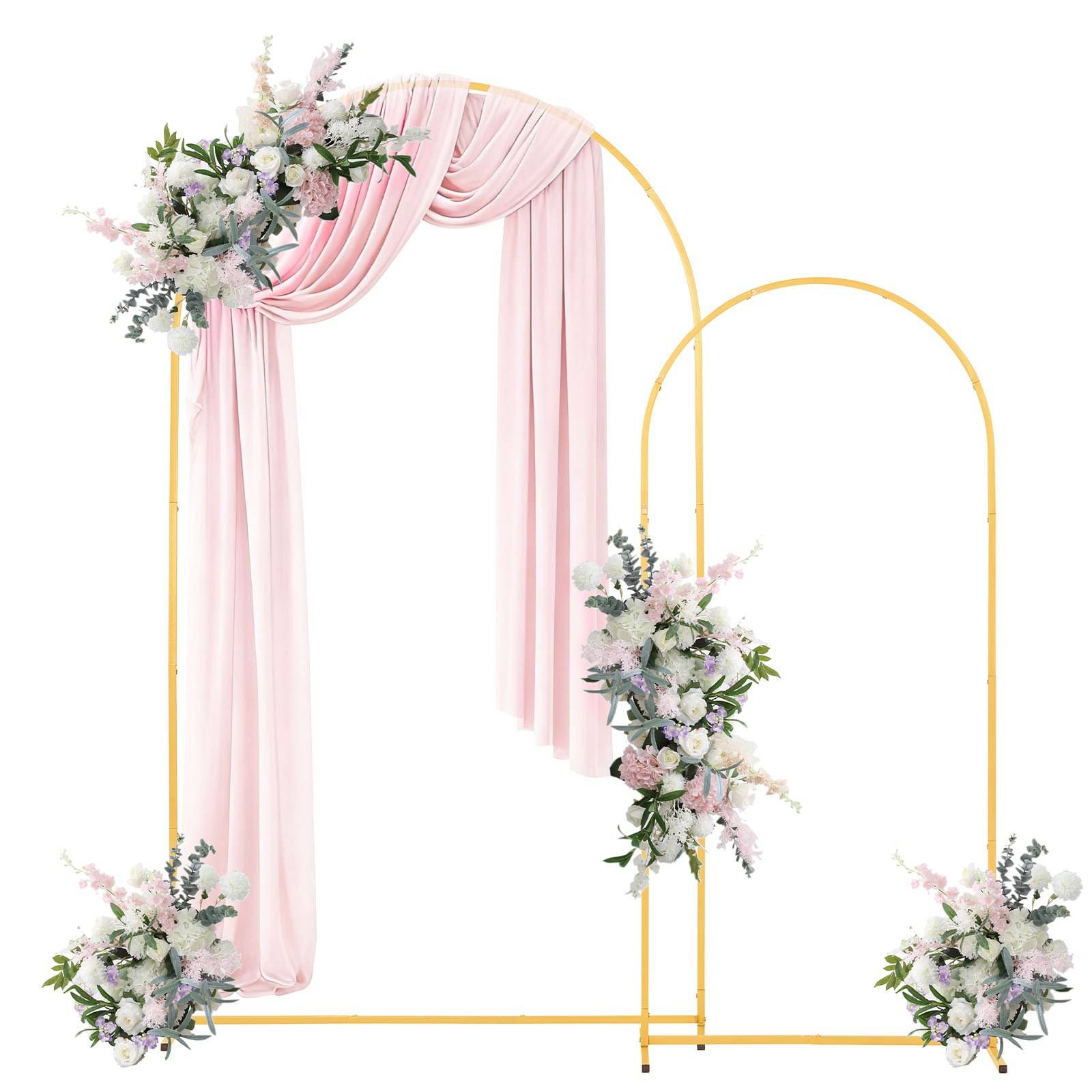 Rosa drapierte Hochzeitsbogen mit goldenen Rahmen und pastellfarbenen Blumenarrangements an den Ecken und in der Mitte.