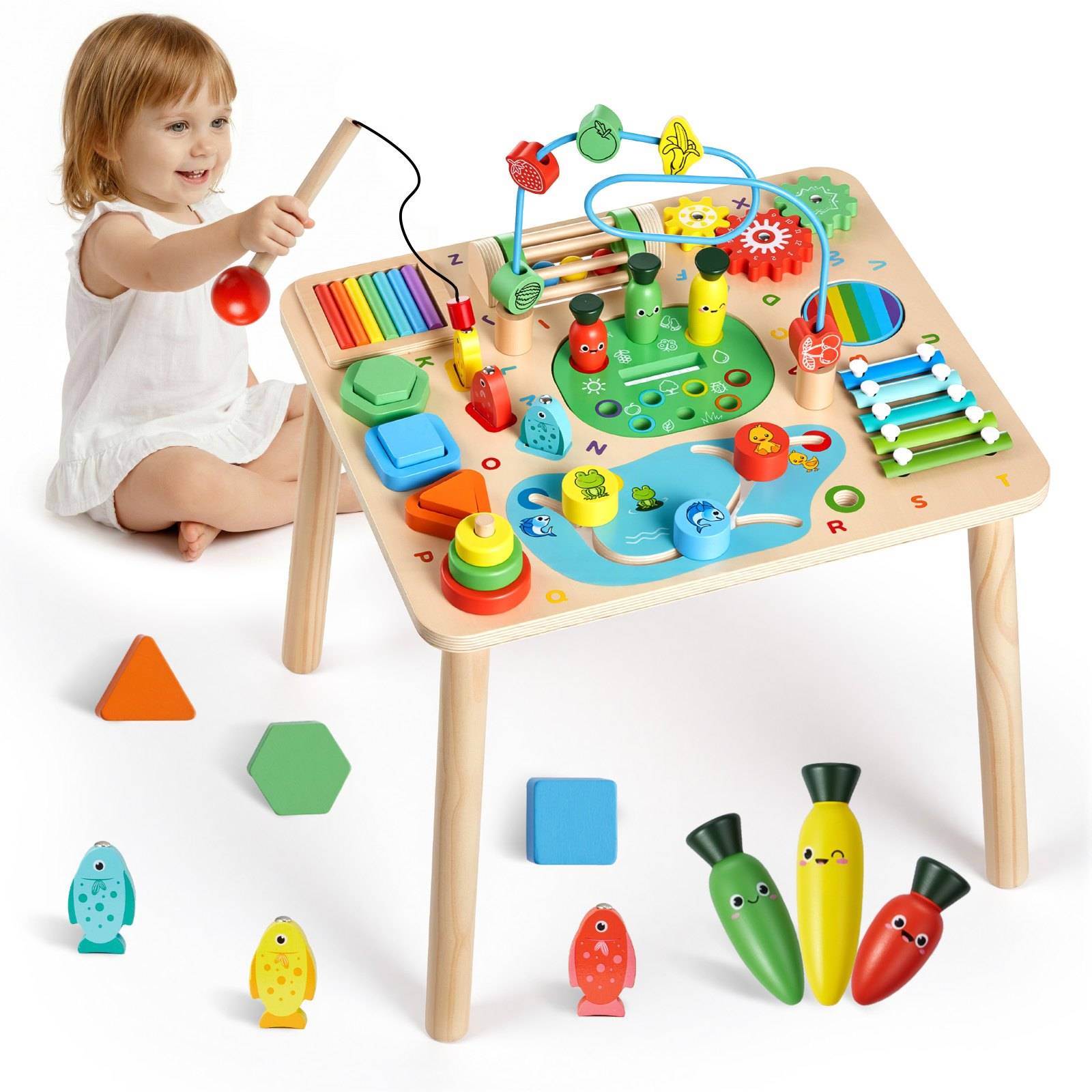 Kleinkind spielt mit einem bunten Holz-Aktivitätsspielzeug-Tisch mit Perlen, Zahnrädern, Schiebern und Formensortierer auf dem Boden.