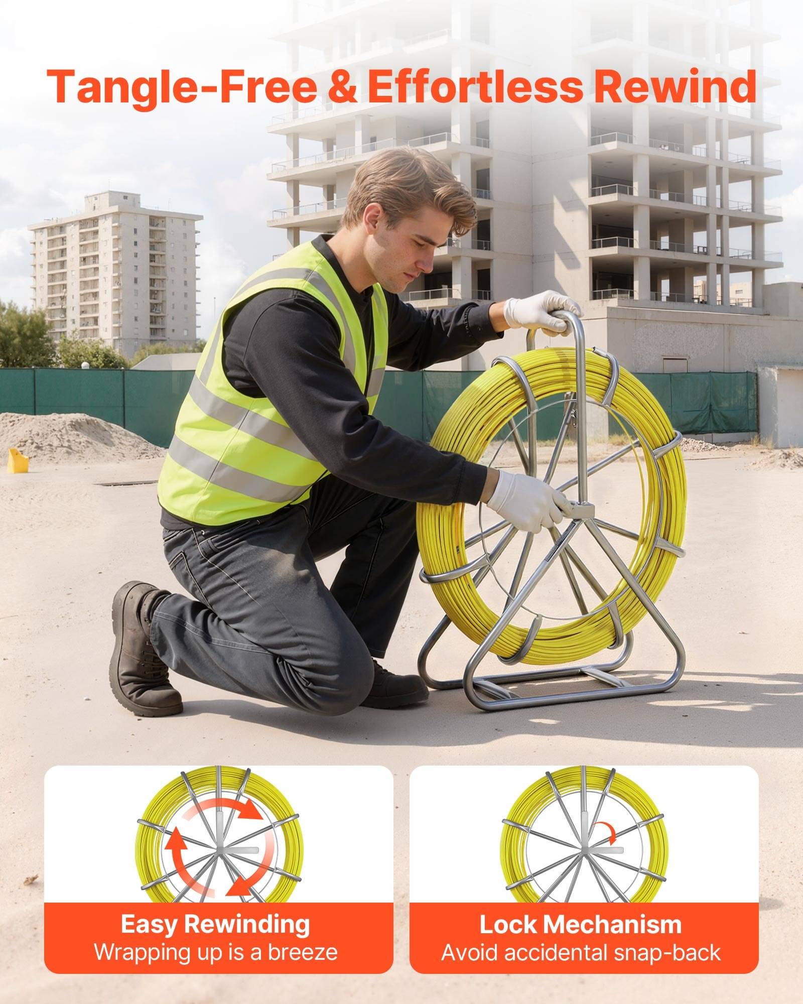 Bauarbeiter wickelt eine gelbe Kabelrolle auf einer Baustelle auf; der Text sagt „Wirr-frei & müheloses Aufwickeln" und zeigt „Einfaches Aufwickeln"" und „Sperrvorrichtung"" Funktionen.