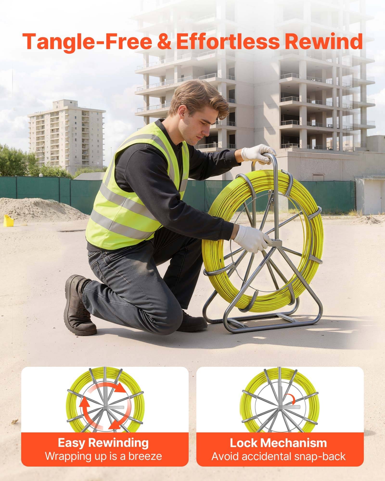 Ein Bauarbeiter wickelt eine gelbe Schlauchrolle auf einer Baustelle auf; eingefügte Diagramme zeigen das einfache Aufwickeln und einen Sperrmechanismus, um Zurückschnellen zu verhindern.