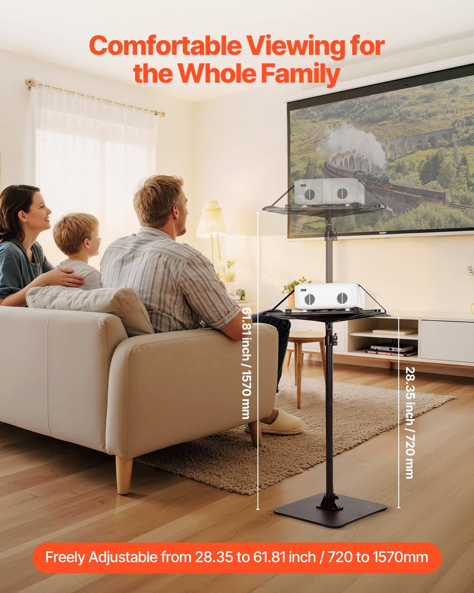 Familie auf einem Sofa, die Fernsehen schaut, mit einem Projektor auf einem Ständer; der Text hebt komfortables Anschauen und verstellbare Höhe von 28,35 bis 61,81 Zoll (720 bis 1570 mm) hervor.