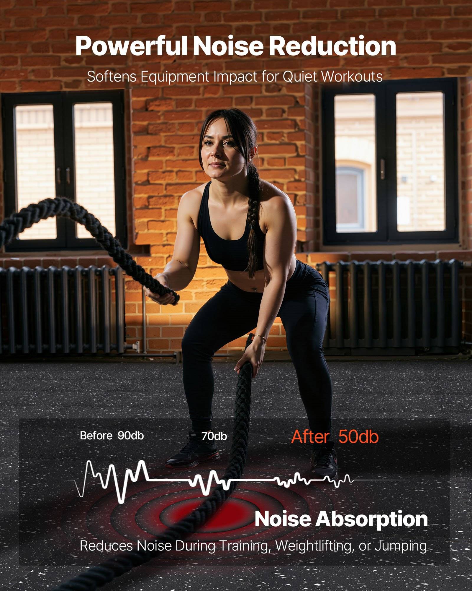 Fitness-Anzeige mit einer Frau, die im Fitnessstudio mit Battle Ropes trainiert, und bewirbt "Kraftvolle Lärmreduktion"" und ""Lärmabsorption"", um Trainingslärm von 90 dB auf 50 dB zu reduzieren.
