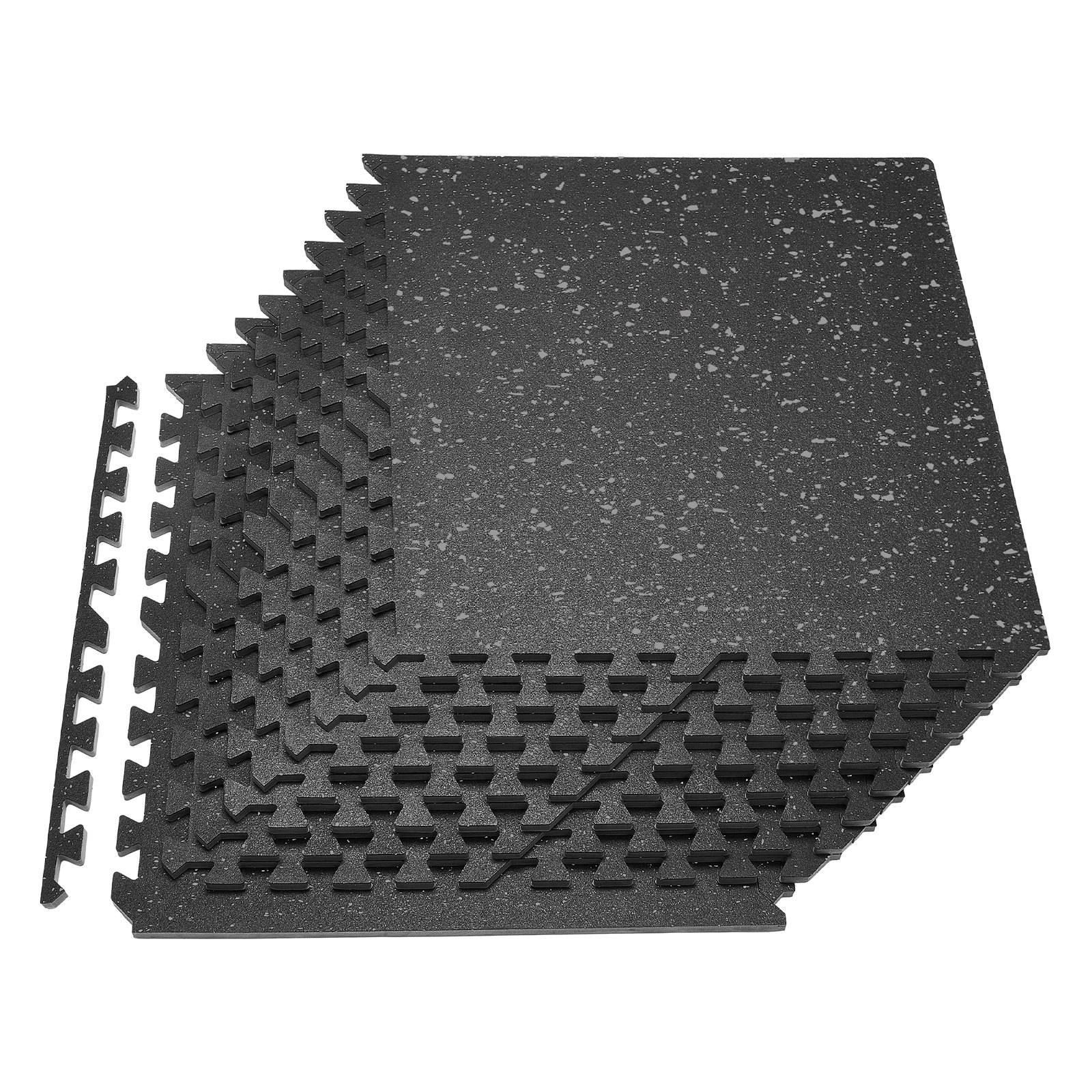 Stapel schwarzer gesprenkelter Schaumstoff-Puzzlebodenmatten mit ineinandergreifenden Kanten, shown as a Produkt auf weißem Hintergrund.