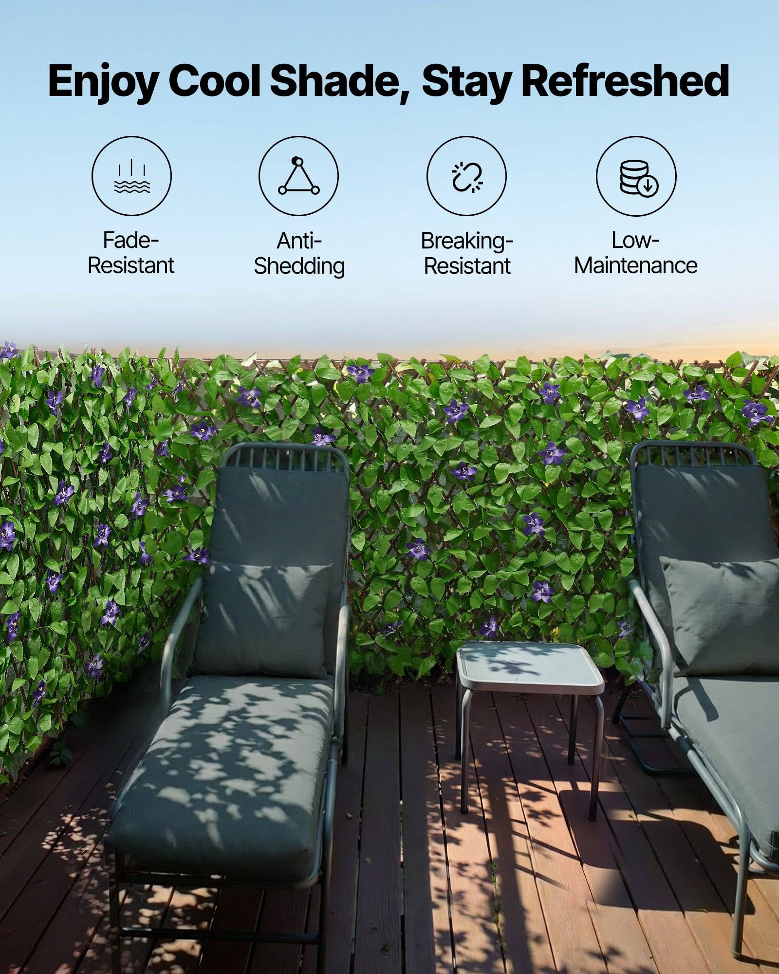 Outdoor-Terrasse mit zwei Liegestühlen unter schattigem Laubdach; der Anzeigentext lautet „Genießen Sie kühlen Schatten, bleiben Sie erfrischt" mit Symbolen für UV-beständig, nicht-ausbleichend, bruchfest und wartungsarm.