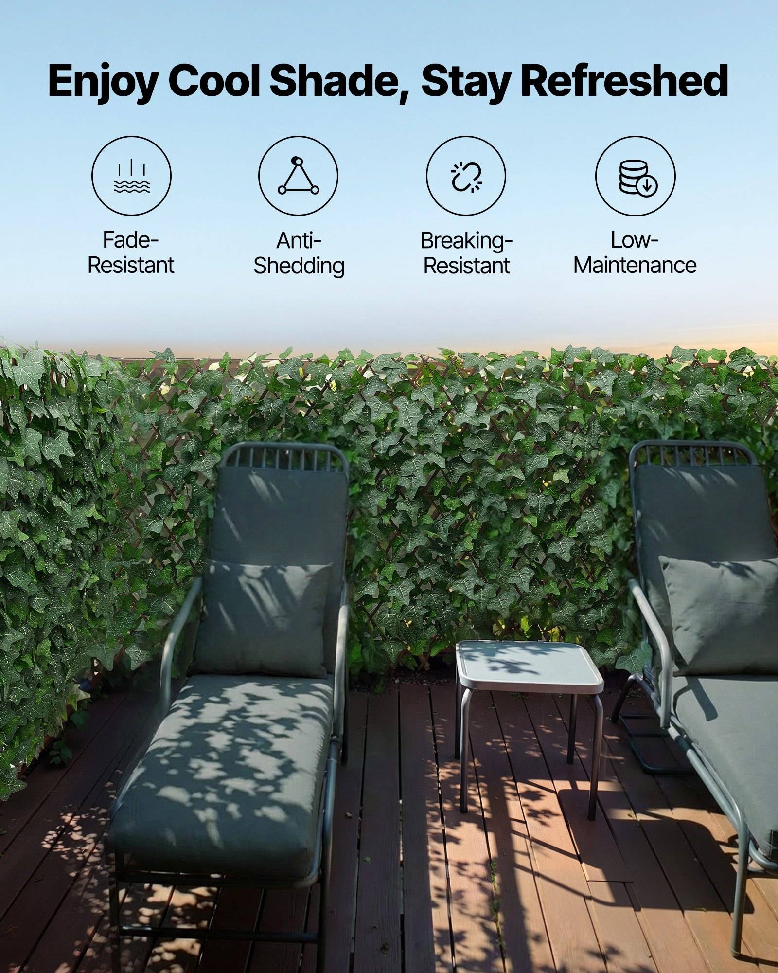 Werbebild von zwei Liegestühlen auf einer Terrasse hinter einer blättrigen Hecke, mit Text „Genießen Sie kühlen Schatten, bleiben Sie erfrischt" und Symbolen für UV-beständig, anti-fusselig, bruchsicher und wartungsarm.