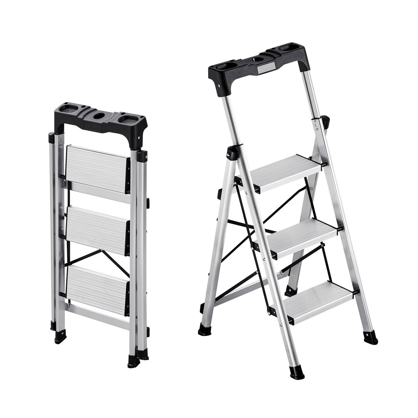 Klappbare Aluminium-Trittleiter, geschlossen und geöffnet dargestellt, mit drei Stufen und einer schwarzen Oberplattform auf weißem Hintergrund.