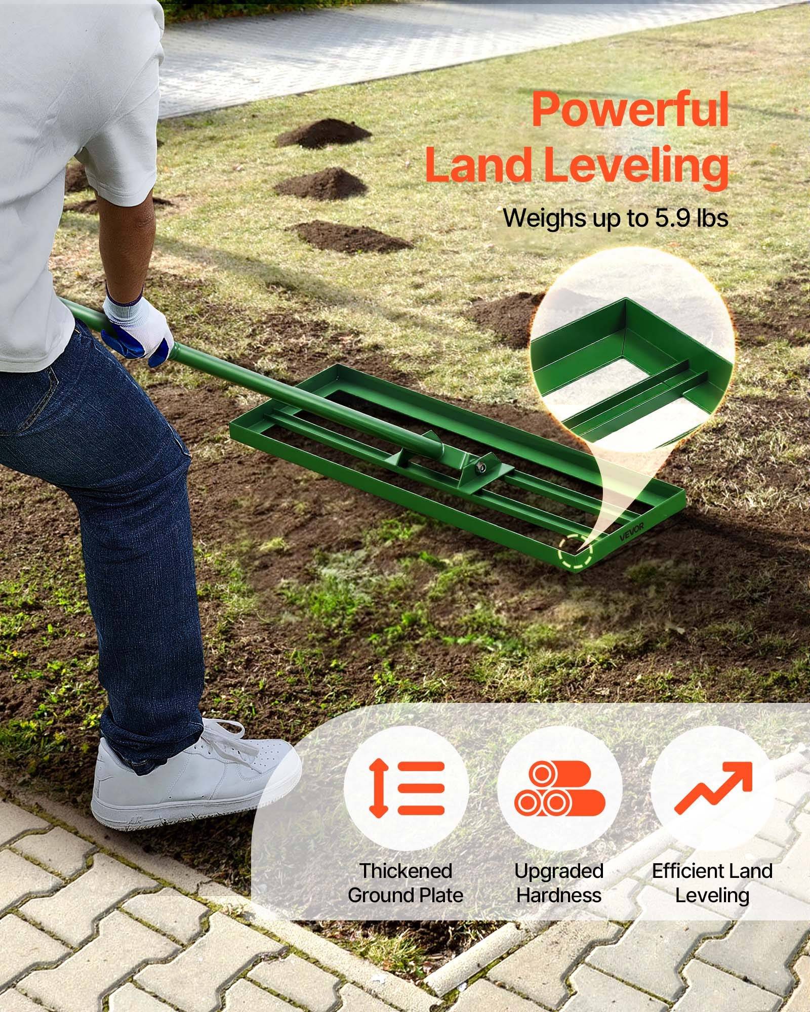 Person verwendet ein grünes Rasenplanierungswerkzeug auf Gras, mit Text "Powerful Land Leveling"" (Kraftvolle Landplanierung) und ""Weighs up to 5.9 lbs"" (Wiegt bis zu 5,9 lbs), plus Symbole für verstärkte Grundplatte, verbesserte Härte und effiziente Planierung.