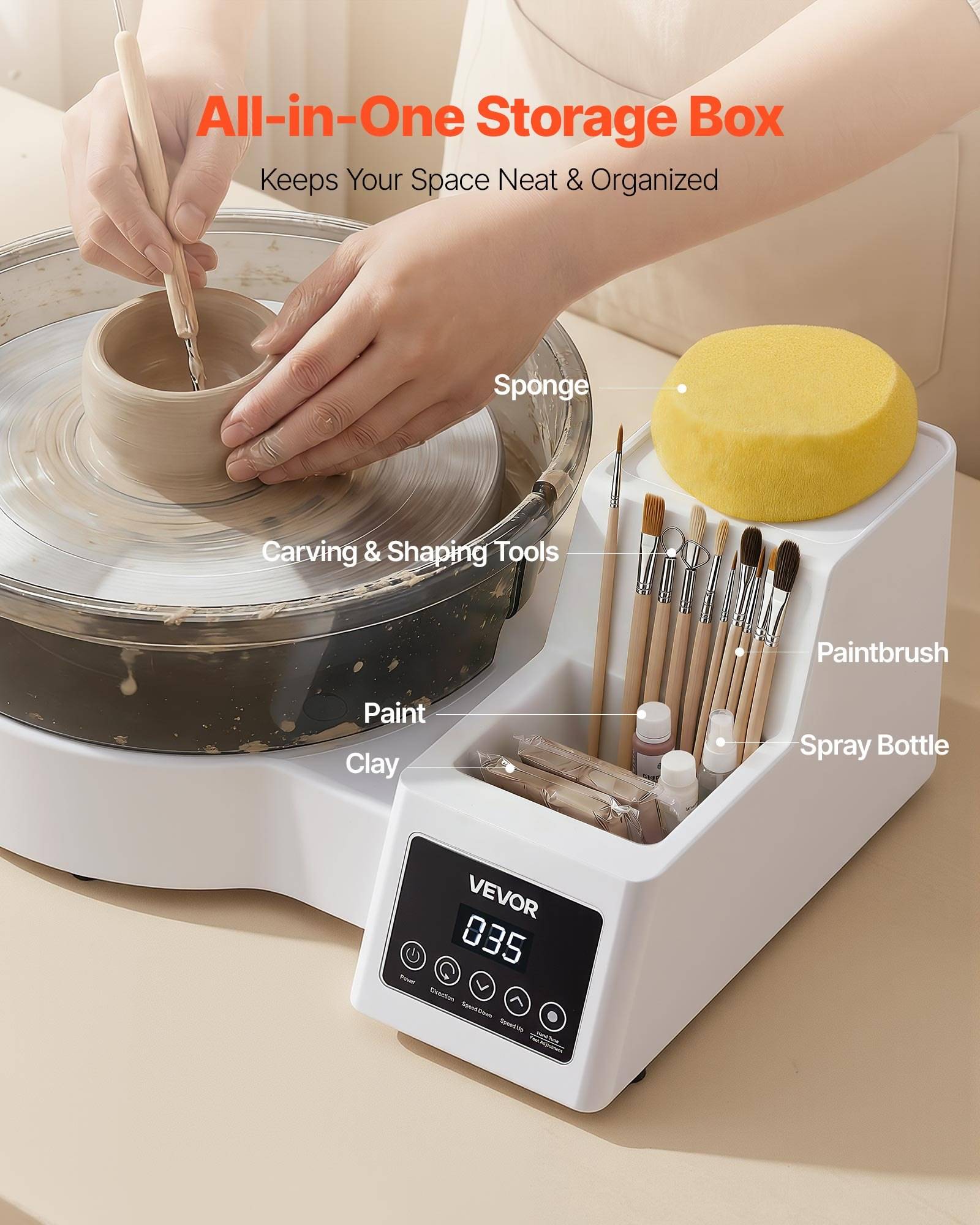 Produktfoto einer weißen All-in-One-Aufbewahrungsbox neben einer Töpferscheibe, die Schnitzwerkzeuge, Pinsel, Sprühflasche, Schwamm und Tonzubehör enthält, mit der Beschriftung „All-in-One-Aufbewahrungsbox" und „Hält Ihren Raum ordentlich und organisiert"".