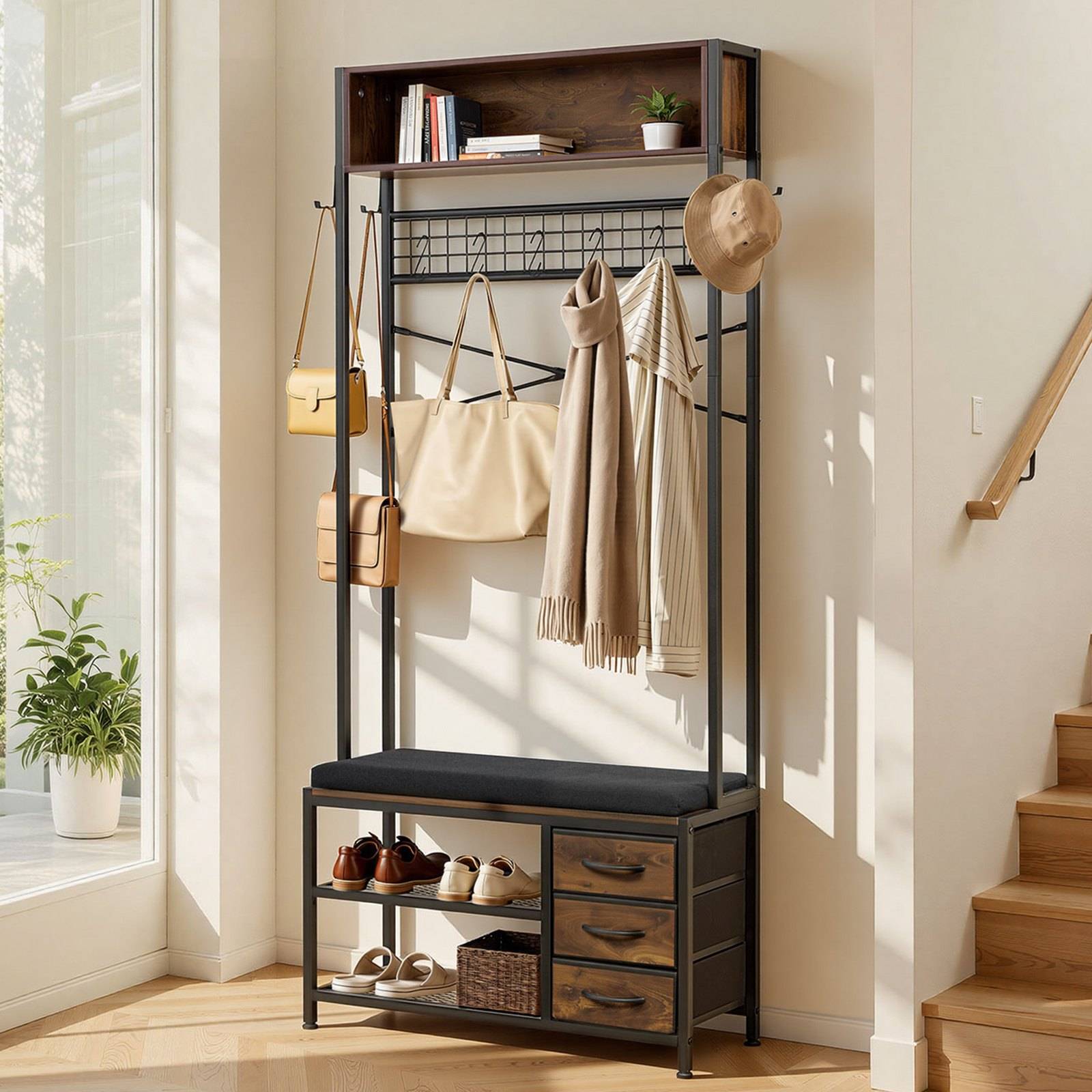 Moderner Garderobenständer im Eingangsbereich mit Regal, Haken, Bank, Schuhaufbewahrung, Taschen, Schals und Hüten neben einer Treppe und einem Fenster.