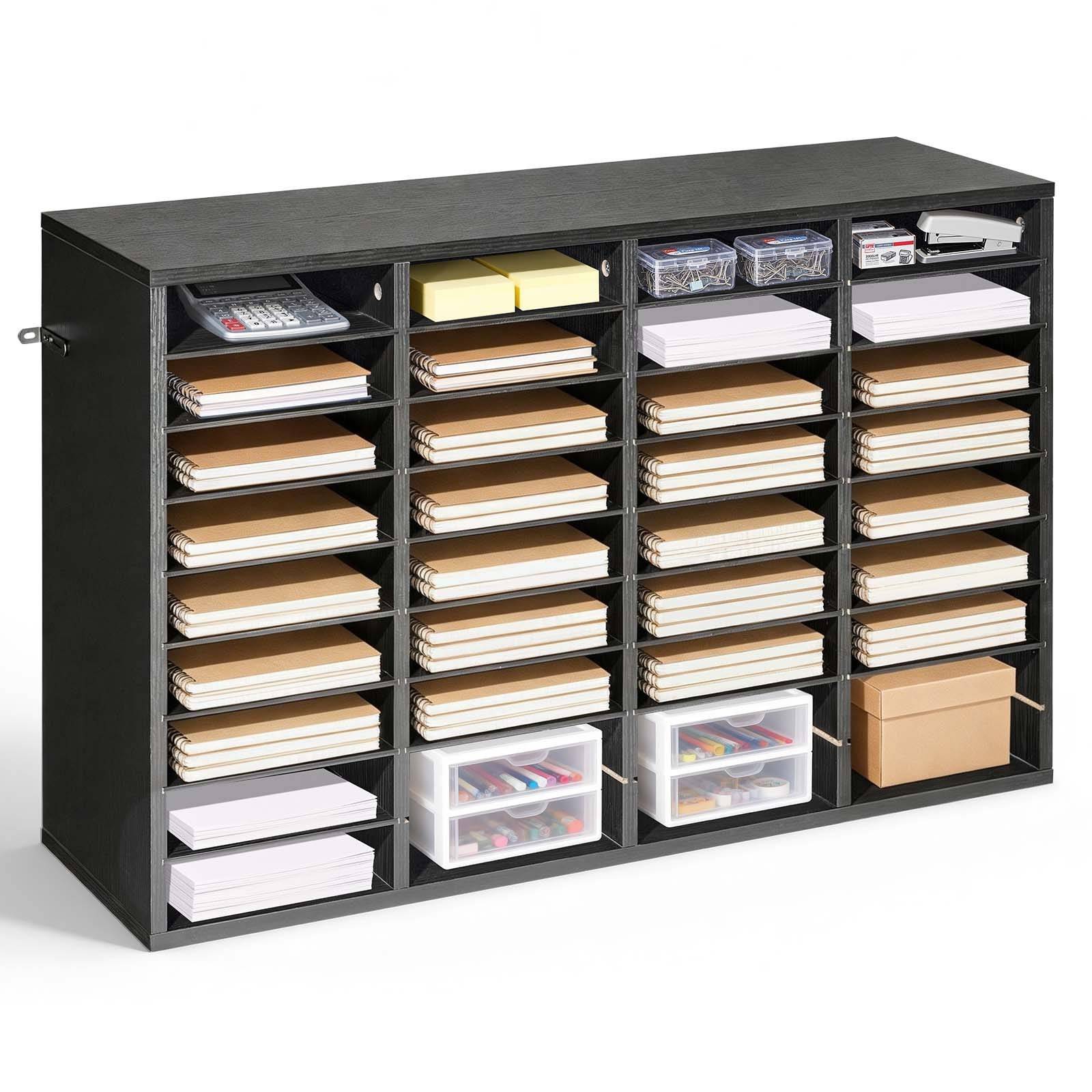 Schwarzer Schrank mit Fächern, gefüllt mit Notizbüchern, Tabletts, Papierstapeln, Kunststoffbehältern und Materialien, verwendet zur organisierten Lagerung in Büros oder Klassenzimmern.