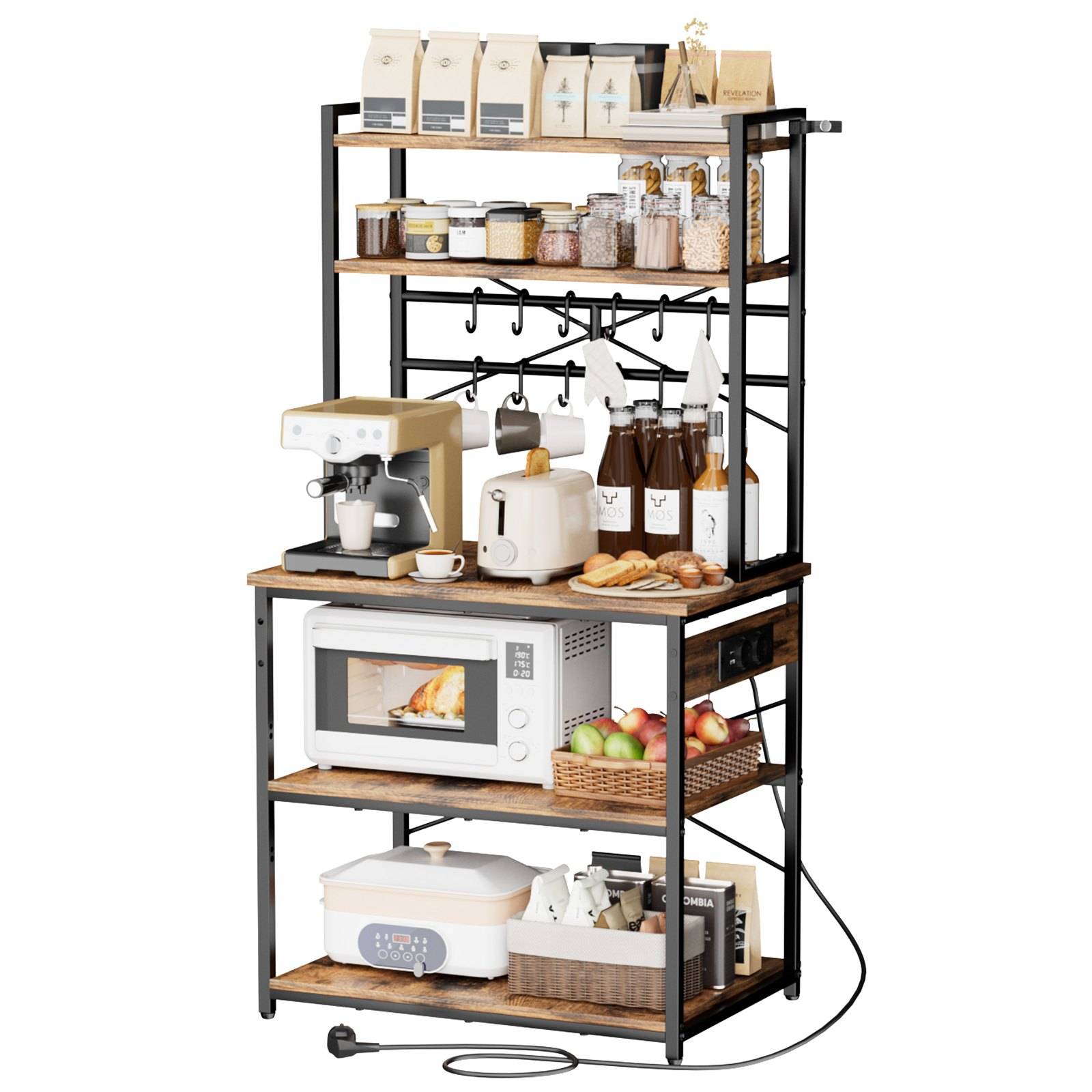 Mehrstöckiges Küchen-Lagerkgregal mit Regalen, die eine Kaffeemaschine, einen Toaster, Gläser, Flaschen, eine Mikrowelle, einen Slow Cooker, Körbe mit Lebensmitteln und hängende Tassen halten.