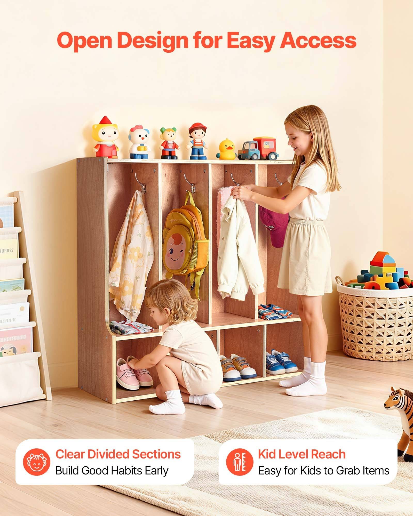 Zwei Kinder nutzen einen niedrigen, offenen Kleiderschrank mit unterteilten Fächern, um auf Kleidung und Schuhe zuzugreifen, was einfachen Zugang und Unabhängigkeit veranschaulicht.