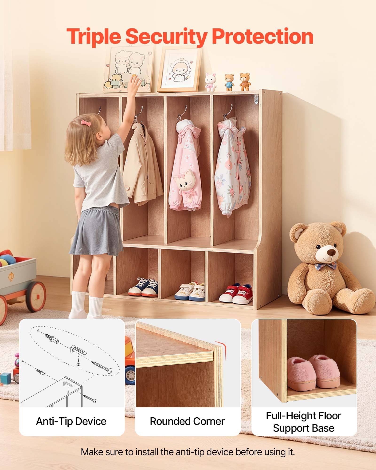 Kindergarderobe mit Fächern in einem Spielzimmer mit Kleidung, Schuhen, Spielzeug und Beschriftungen für „Dreifacher Sicherheitsschutz": Kippschutzvorrichtung, abgerundete Ecken und vollhohe Bodenunterstützungsbasis.
