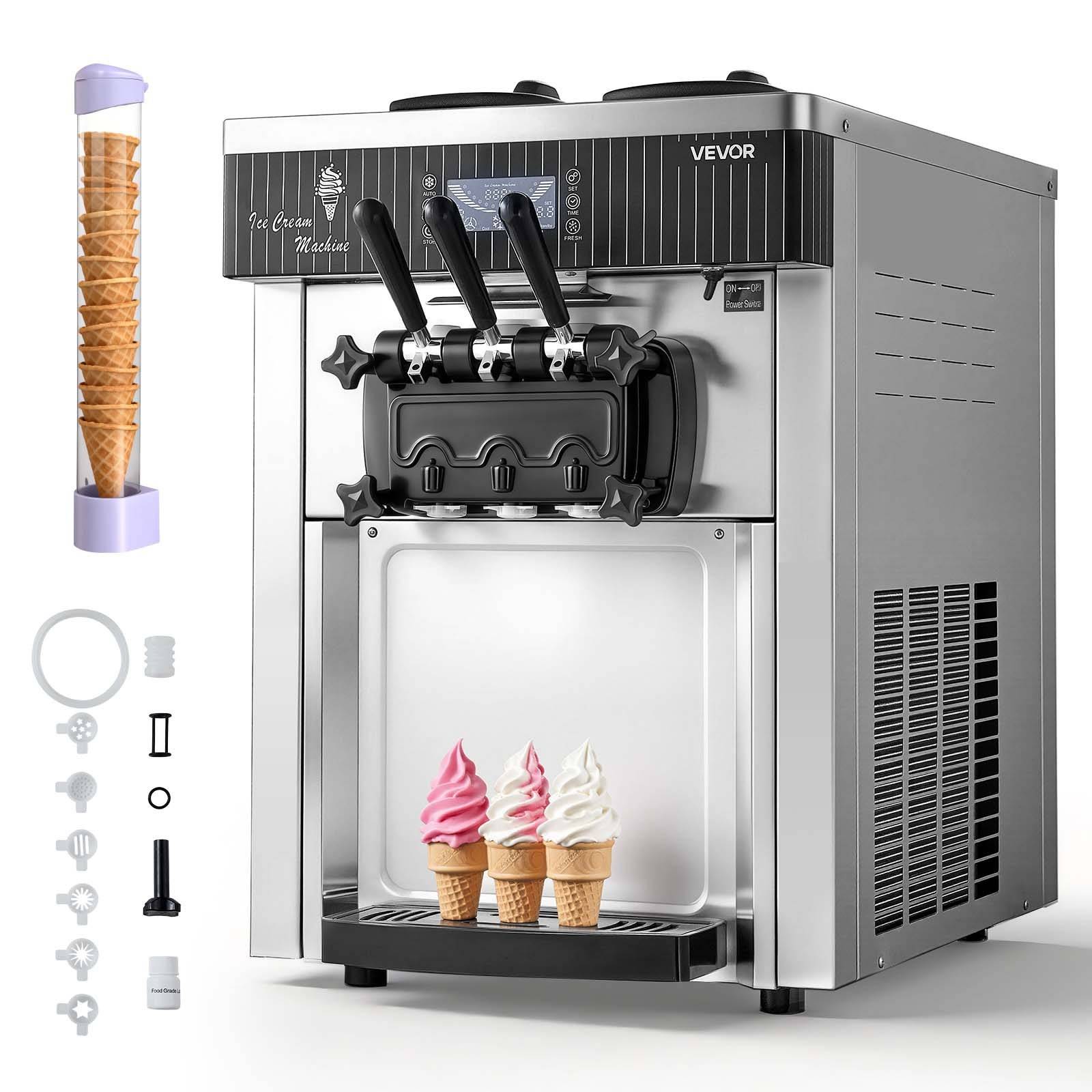 Edelstahl-Softeeis-Maschine von VEVOR mit drei Dispensierhebeln, einem Waffelhalter und drei Swirl-Waffeln in der Ausgabeschale; Zubehör links abgebildet.