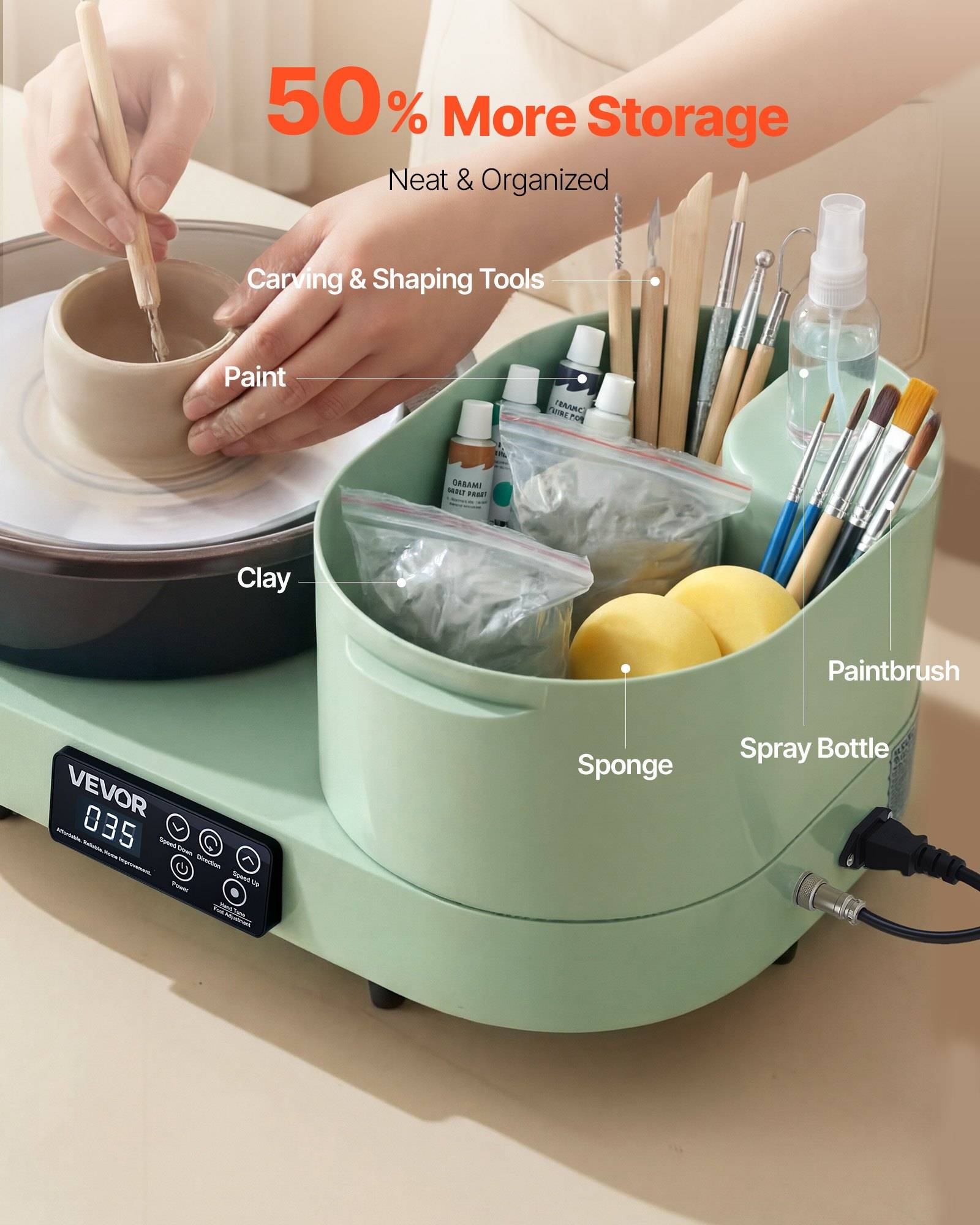 Werbebild eines mintgrünen Handwerksorgnizers mit beschrifteten Fächern, die Farbe, Ton, Pinsel, Schwämme, Sprühflasche und Schnitzwerkzeuge enthalten, mit dem Anspruch „50 % mehr Speicherplatz" und „Ordentlich & organisiert"".