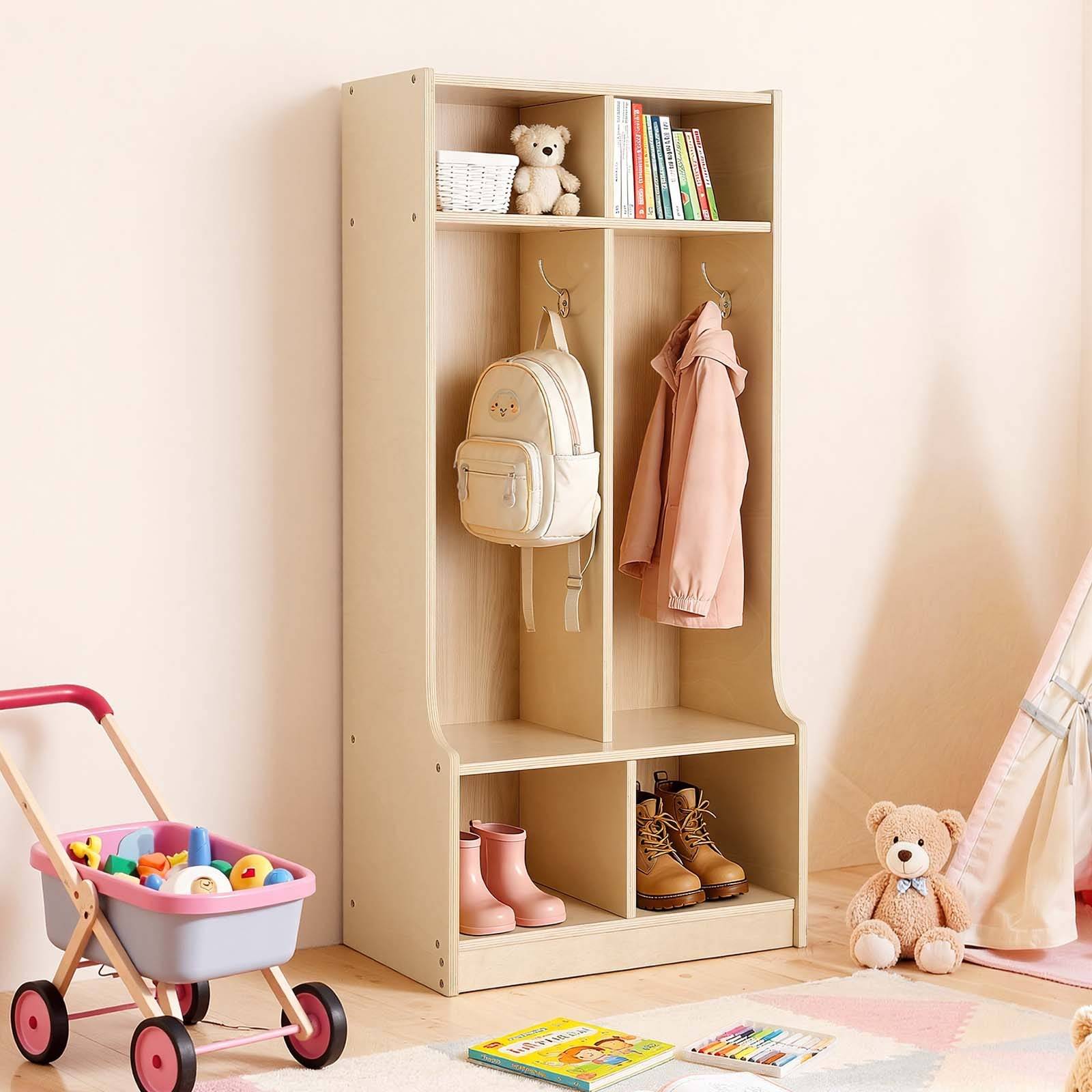 Kindermantel und Rucksack-Abstellplatz mit Regalen, Haken, Büchern, Stiefeln und einem Kuschelbären in einem ordentlichen Kinderzimmer.