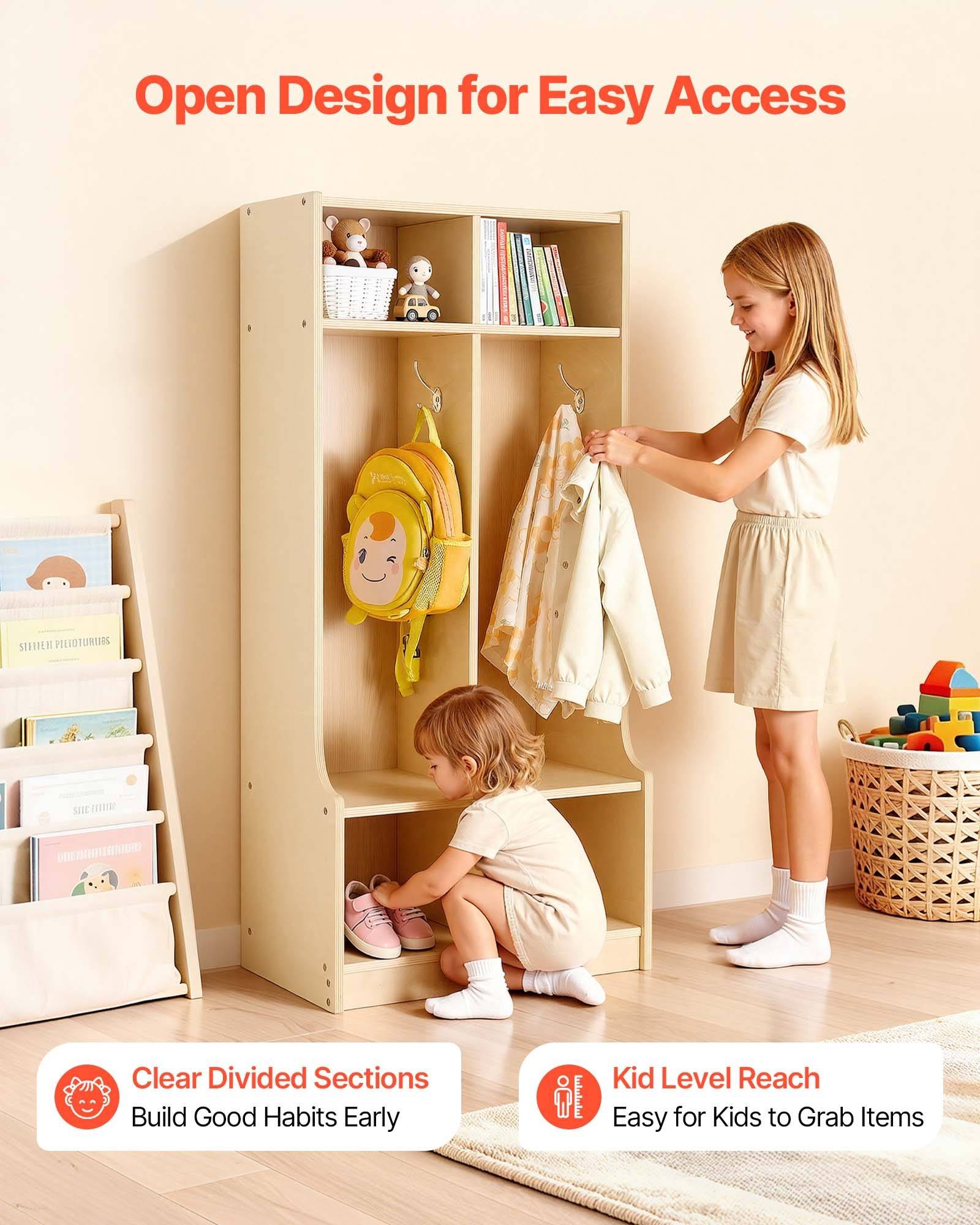 Zwei Kinder nutzen einen niedrigen offenen Kleiderschrank; eines hängt einen Mantel auf, während das andere nach Schuhen greift. Der Text lautet „Offenes Design für einfachen Zugriff