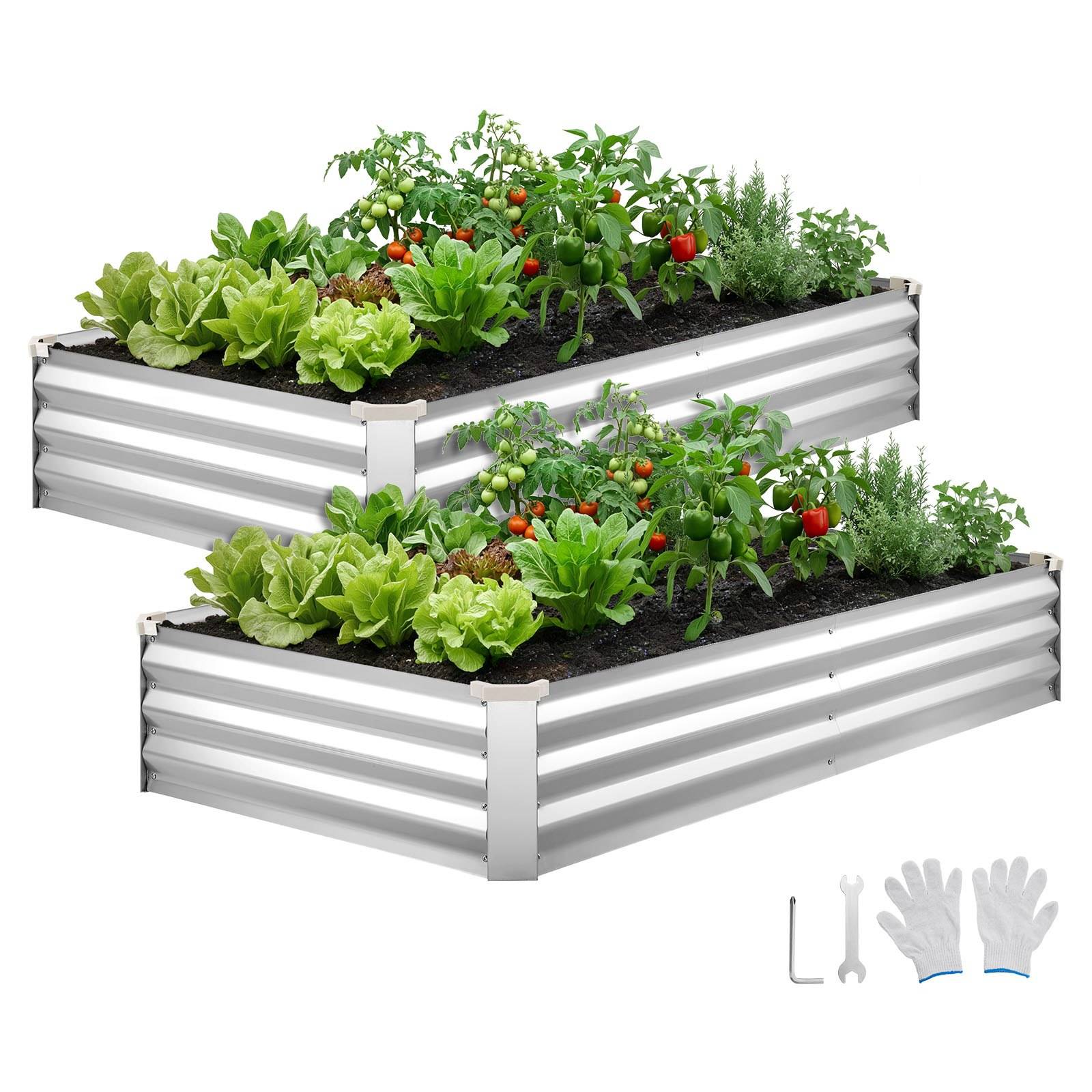 Zwei silberne erhöhte Gartenbete gefüllt mit Blattgemüse, Tomaten und Kräutern; kleine Montagewerkzeuge und Handschuhe unten rechts gezeigt.