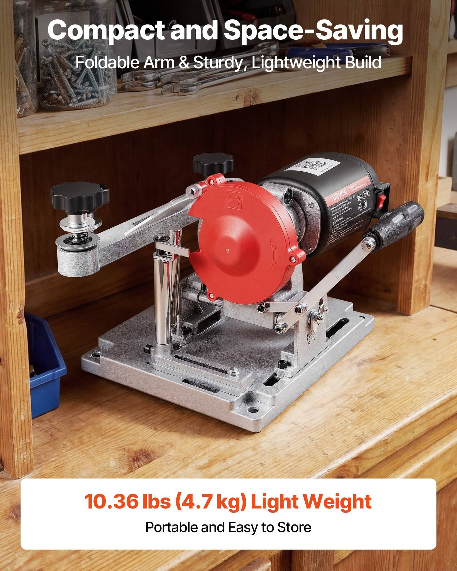 Kompakte, faltbare Werkbankmaschine mit rotem Motorgehäuse auf einem Holzregal, beschriftet mit „10,36 lbs (4,7 kg) Leicht" und „Tragbar und leicht zu lagern"".