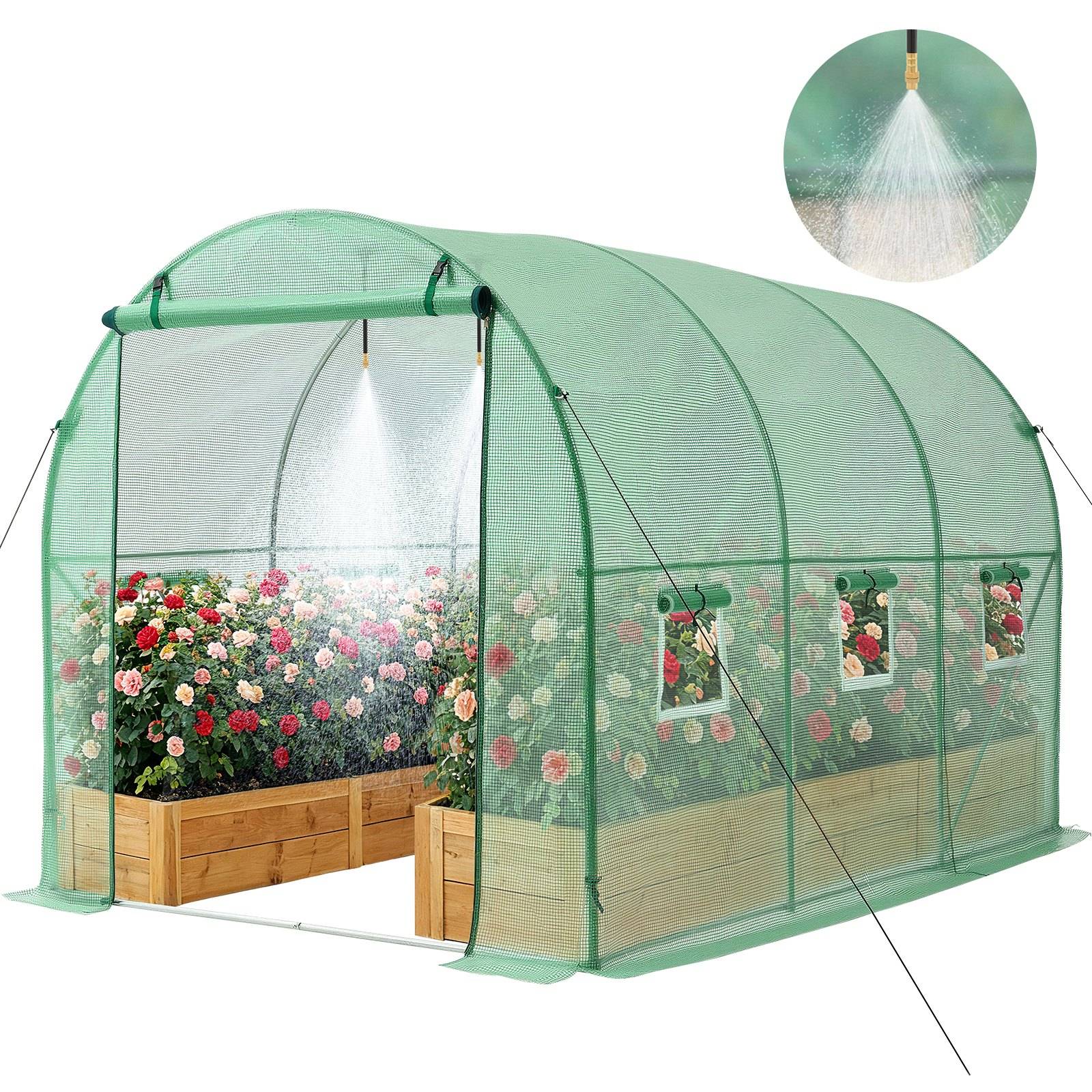 Begehbares Gewächshaus mit grünem Maschengewebe über erhöhten Blumenbeeten, mit reißverschlussverriegeltem Fronteingang und integrierter Überkopf-Sprühanlage.