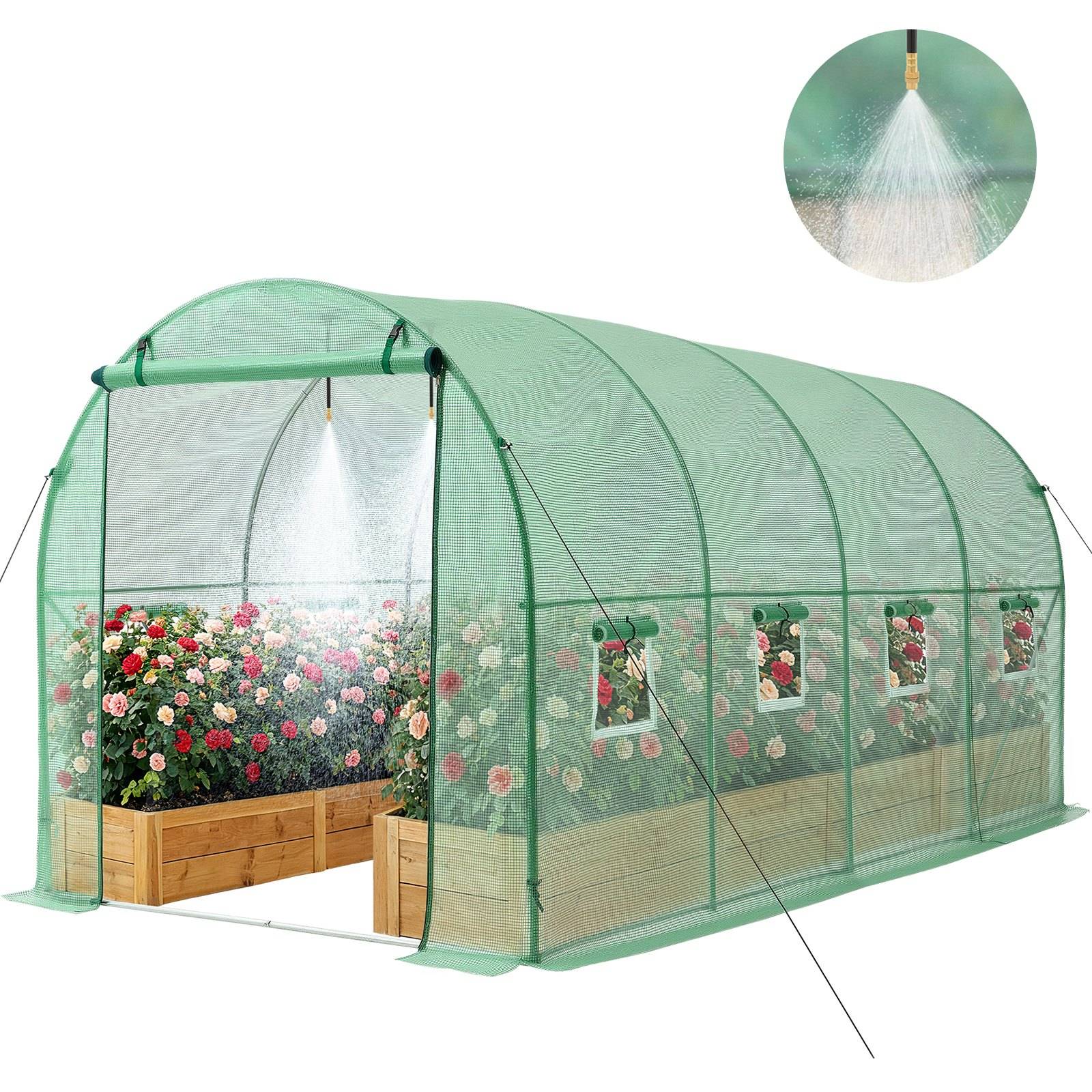 Tragbares grünes Maschengewächshaus mit Blumenbeeten und einer Überkopfberegnungsanlage, die die Pflanzen bewässert; die Einlage zeigt eine Nahaufnahme des Sprühstrahls der Beregnungsanlage.