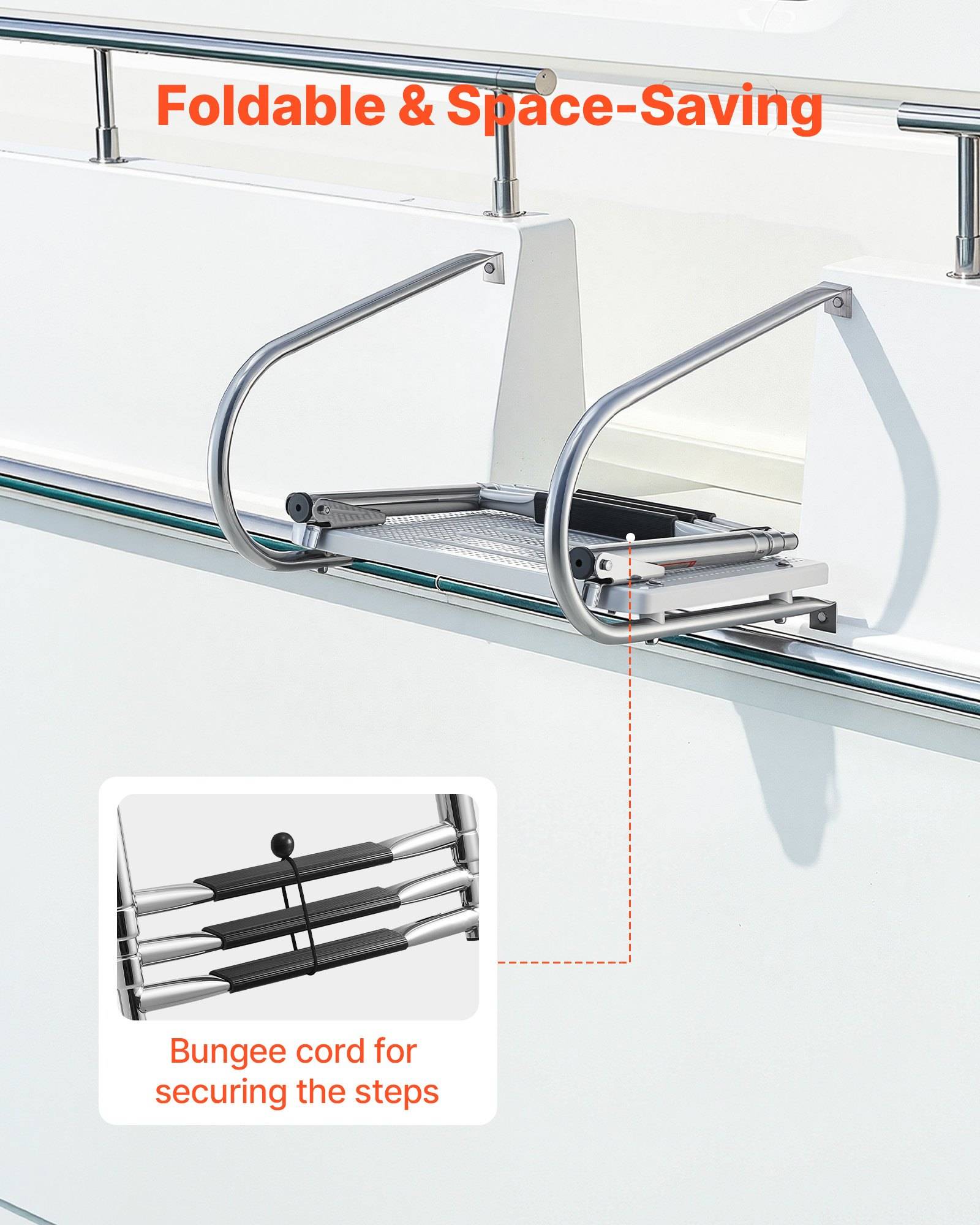 Klappbare Metalltreppe an einer Yachtschiene mit dem Text „Klappbar & Platzsparend", mit einem Bungee-Seil, das die zusammengeklappten Stufen sichert.