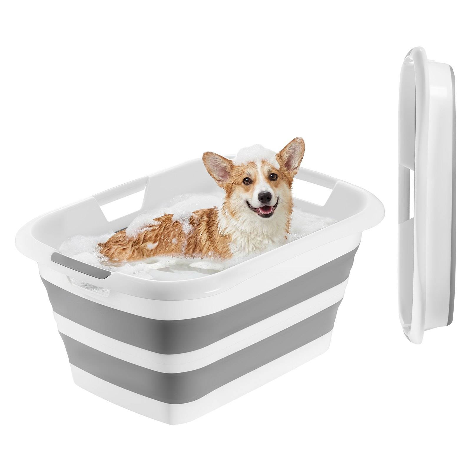 Ein Corgi sitzt in einer zusammengeklappten grau-weiß gemusterten tragbaren Haustierwanne, wobei die Wanne sowohl aufgeklappt als auch zusammengeklappt gezeigt wird.