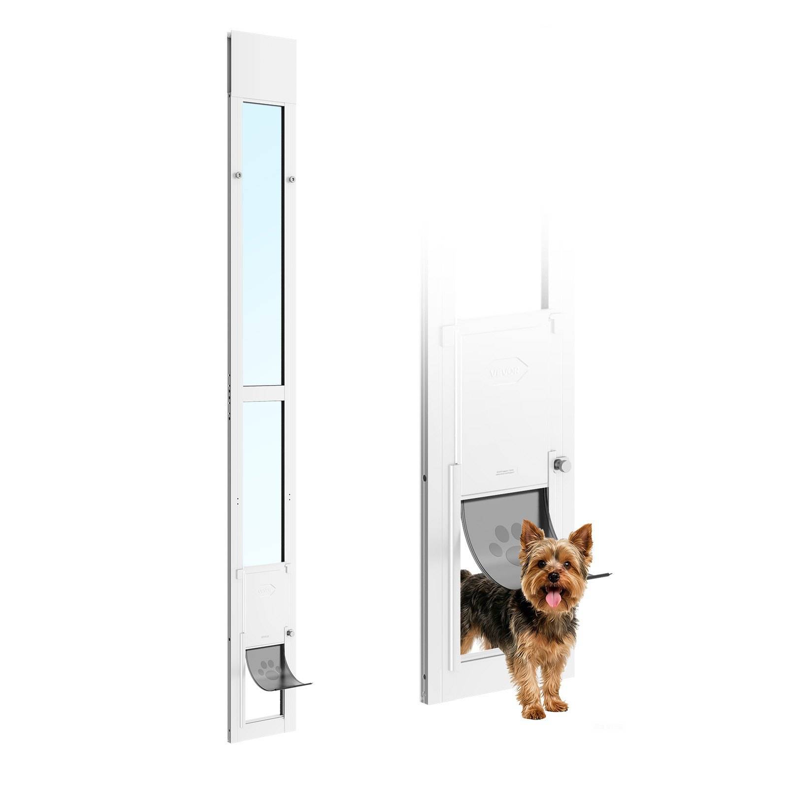 Weiße Haustiertür, die in einer Tür eingebaut ist, mit einem kleinen Hund, der durch die Öffnung tritt.