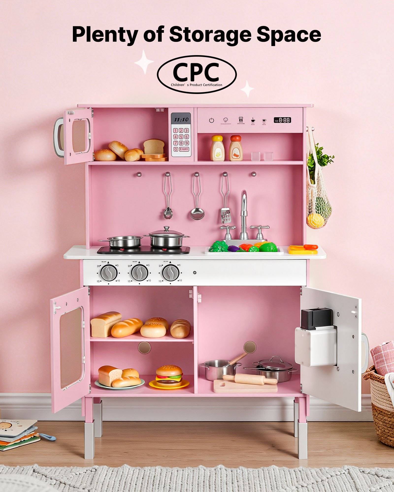 Rosa Spielküche mit "Viel Stauraum"" Text und CPC-Logo, zeigt offene Regale, Küchengeräte, Kochgeschirr und Spielzeugessen im Inneren.