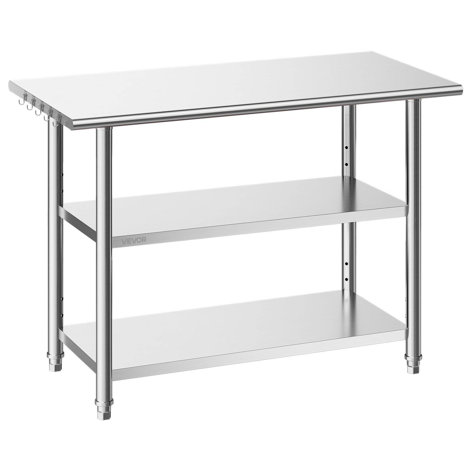 Arbeitstisch aus Edelstahl mit flacher Arbeitsplatte, zwei unteren Regalboden und Seitenhaken, dargestellt vor weißem Hintergrund.