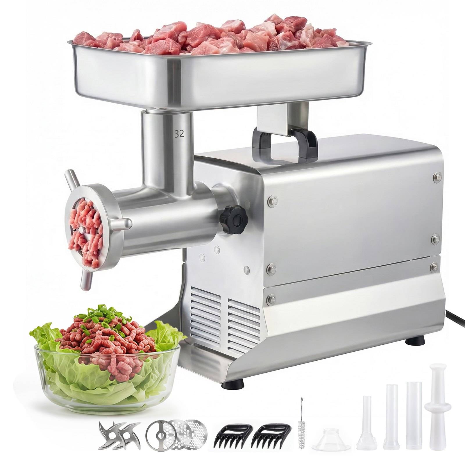 Fleischwolf im kommerziellen Maßstab mit Tablett rohem Fleisch, Hackfleisch, das vorne herauskommt, plus Salatschüssel und beiliegende Zubehörvorsätze auf weißem Hintergrund.