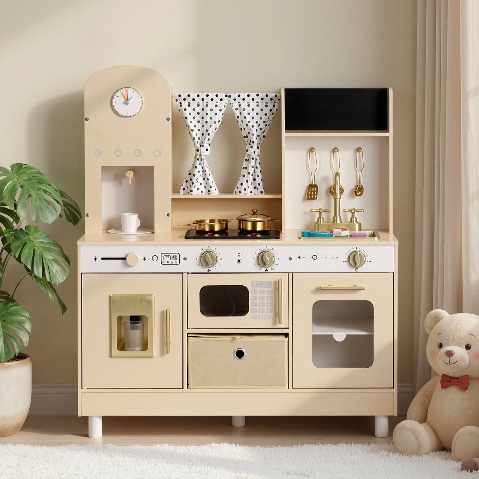Cremefarbenes Kinderspielküchen-Set mit Uhr, Herd, Spüle, Schränken und hängenden Utensilien, gezeigt in einem Wohnzimmer neben einem Teddybär und einer Pflanze.
