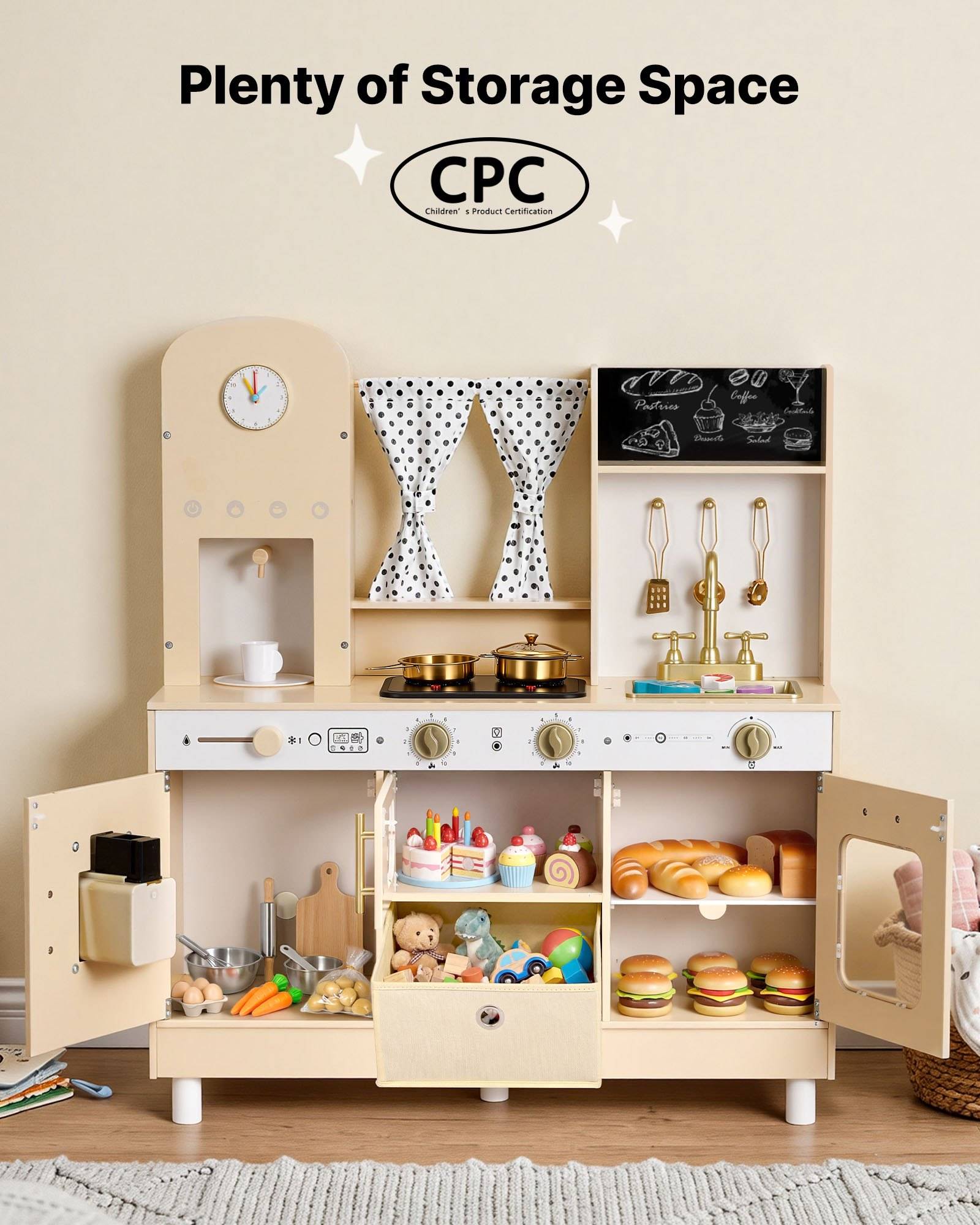 Spielküche für Kinder mit offenen Regalen und Schränken, zeigt Regale, Küchengeräte, unechtes Essen und eine Uhr, unter dem Text „Reichlich Stauraum" und CPC-Logo.