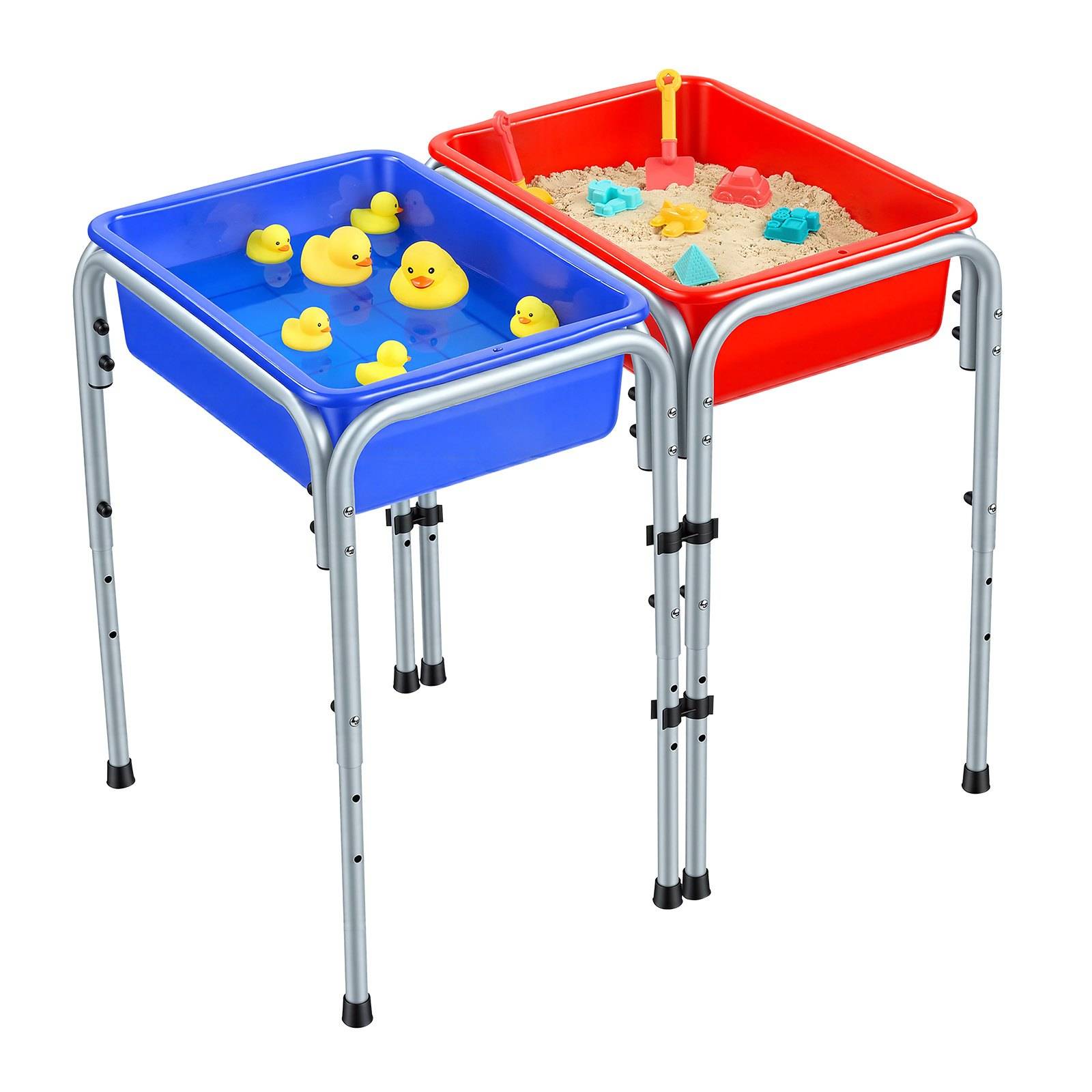 Zwei erhöhte Kunststoff-Sinnesbehälter auf Metallständern, einer blau mit Wasser und Gummienten, der andere rot mit Sand und Spielzeugteilen.