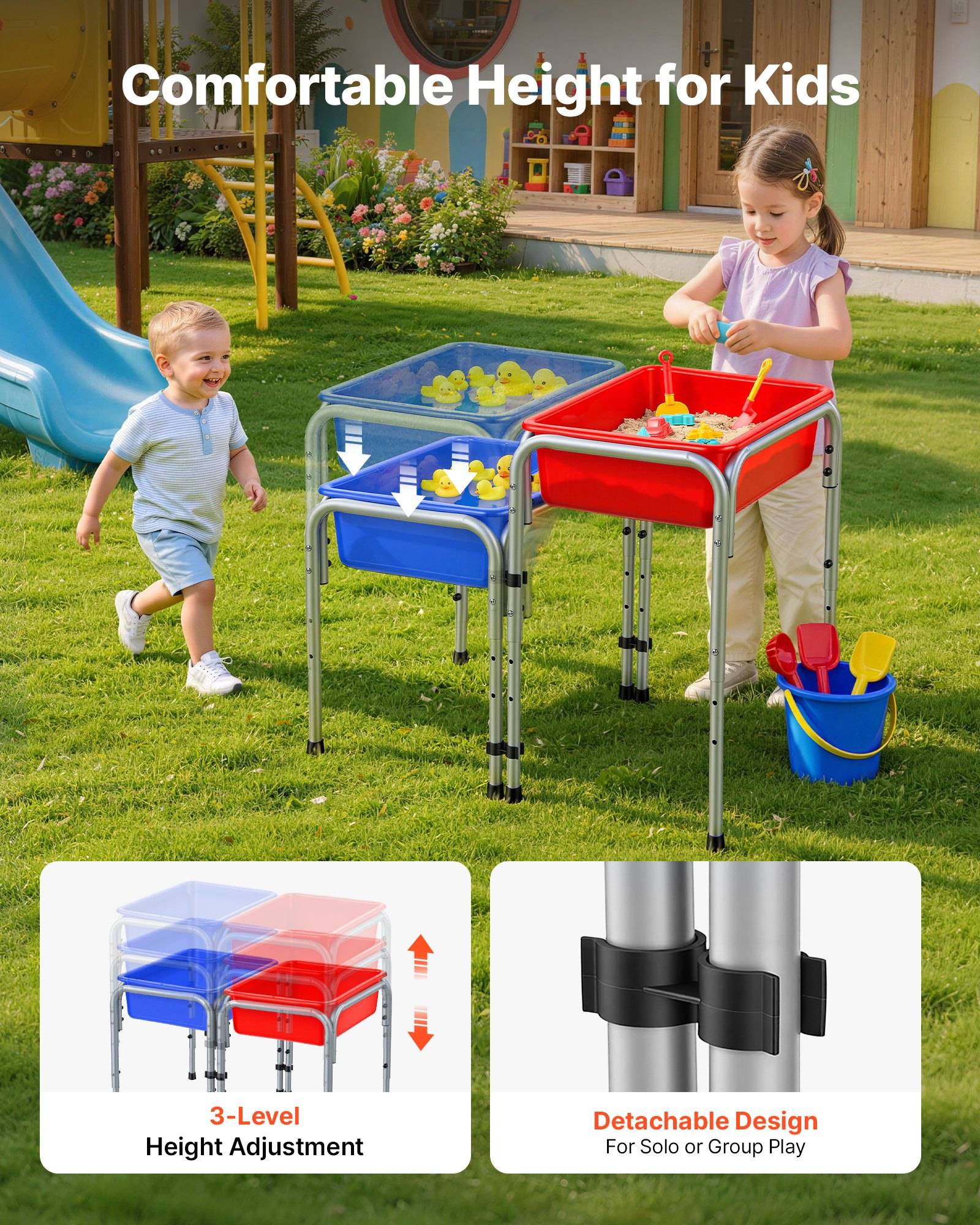 Kinder spielen draußen an einem höhenverstellbaren rot-blauen Sand- und Wassertisch; eingefügte Bilder zeigen die 3-stufige Höhenverstellung und das abnehmbare Design zum Spielen allein oder in der Gruppe.