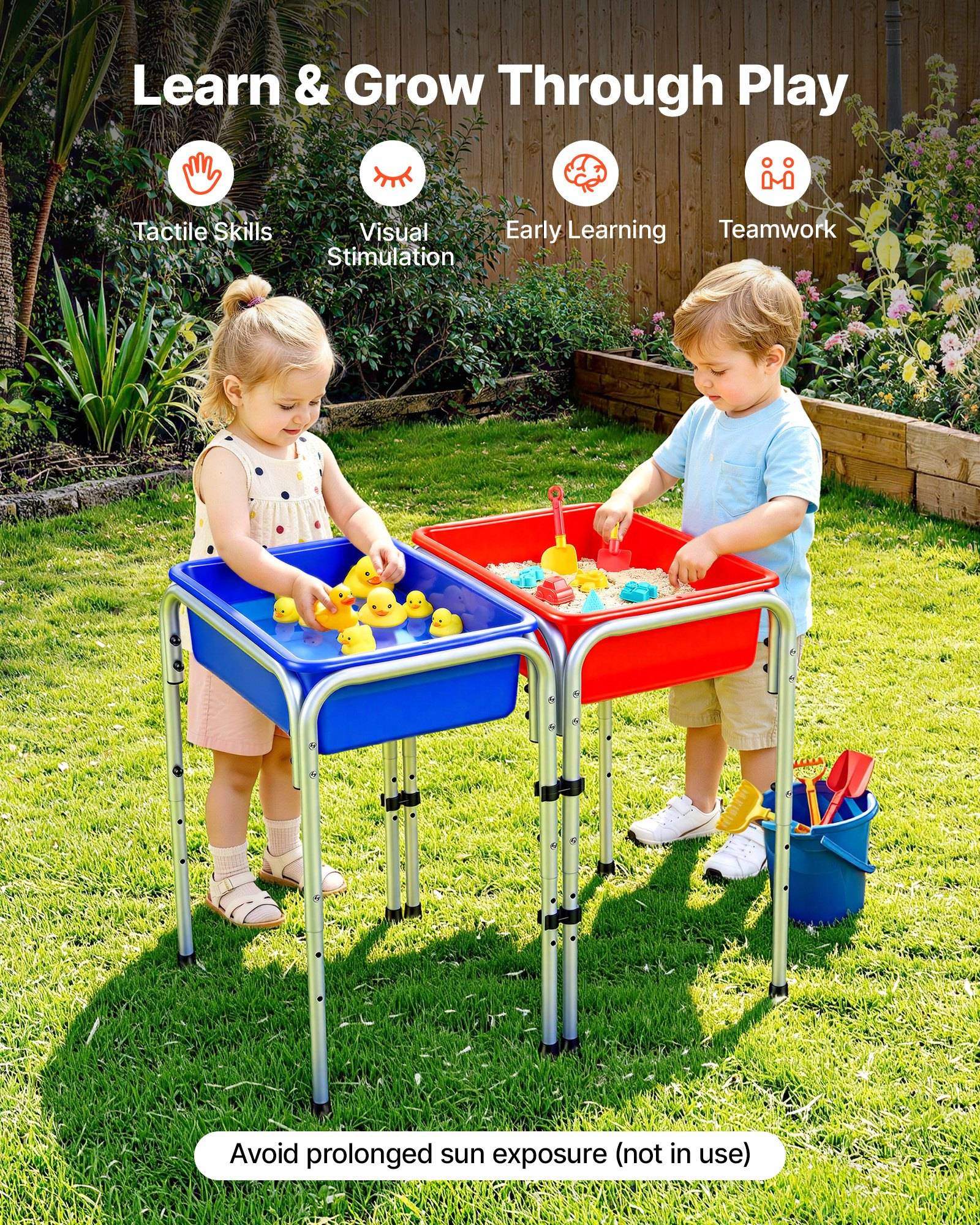 Zwei Kleinkinder spielen an Sensory-Wassertischen im Freien; der Text hebt „Lernen und Wachsen durch Spielen" hervor mit Vorteilen: Tastsinn-Fähigkeiten, visuelle Stimulation, frühes Lernen, Teamfähigkeit, und eine Warnung zur Sonnensicherheit.