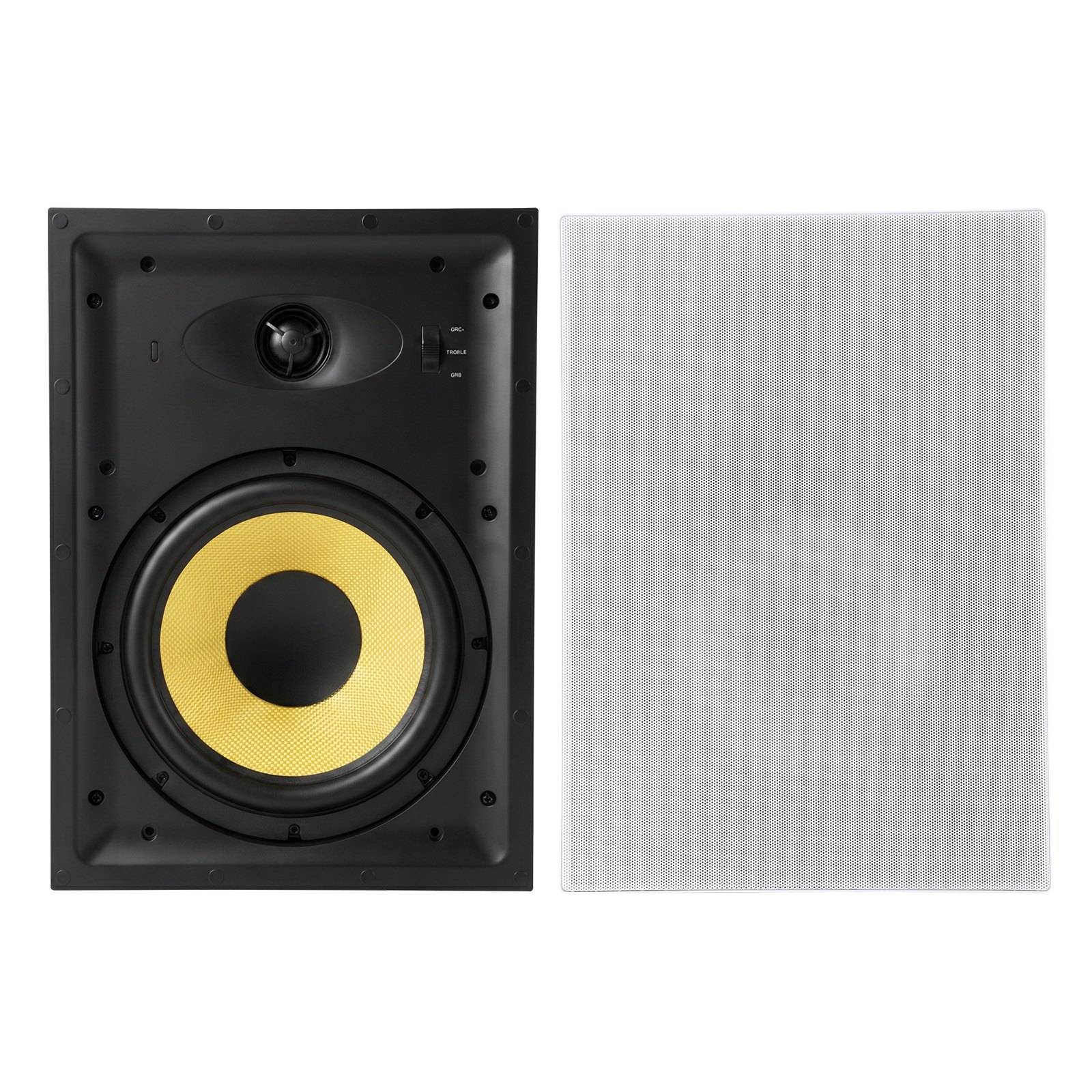 Zwei nebeneinander angeordnete rechteckige Lautsprecher, einer mit entferntem Frontgitter, das einen gelben Subwoofer und Hochtonlautsprecher zeigt, der andere mit angebrachtem weißem Gitter.