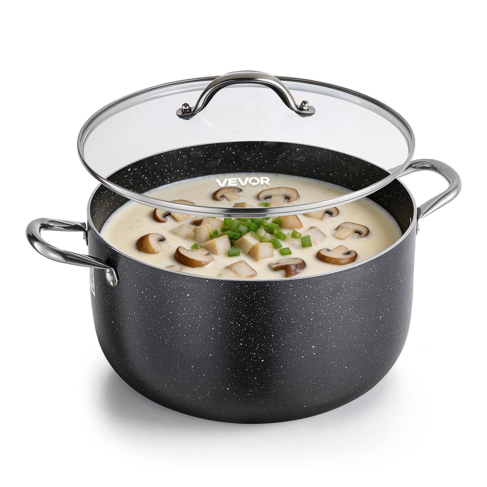 Schwarzer Kochtopf mit Sprenkeldesign und Glasdeckel, gefüllt mit cremiger Pilzsuppe und gewürfelter Garnitur, auf weißem Hintergrund gezeigt.