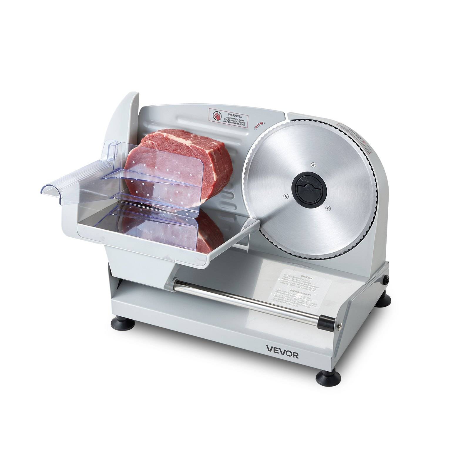 Kommerzielle Fleischschneidemaschine mit einem rohen Fleischstück auf dem Schneidetablett positioniert, auf weißem Hintergrund dargestellt.