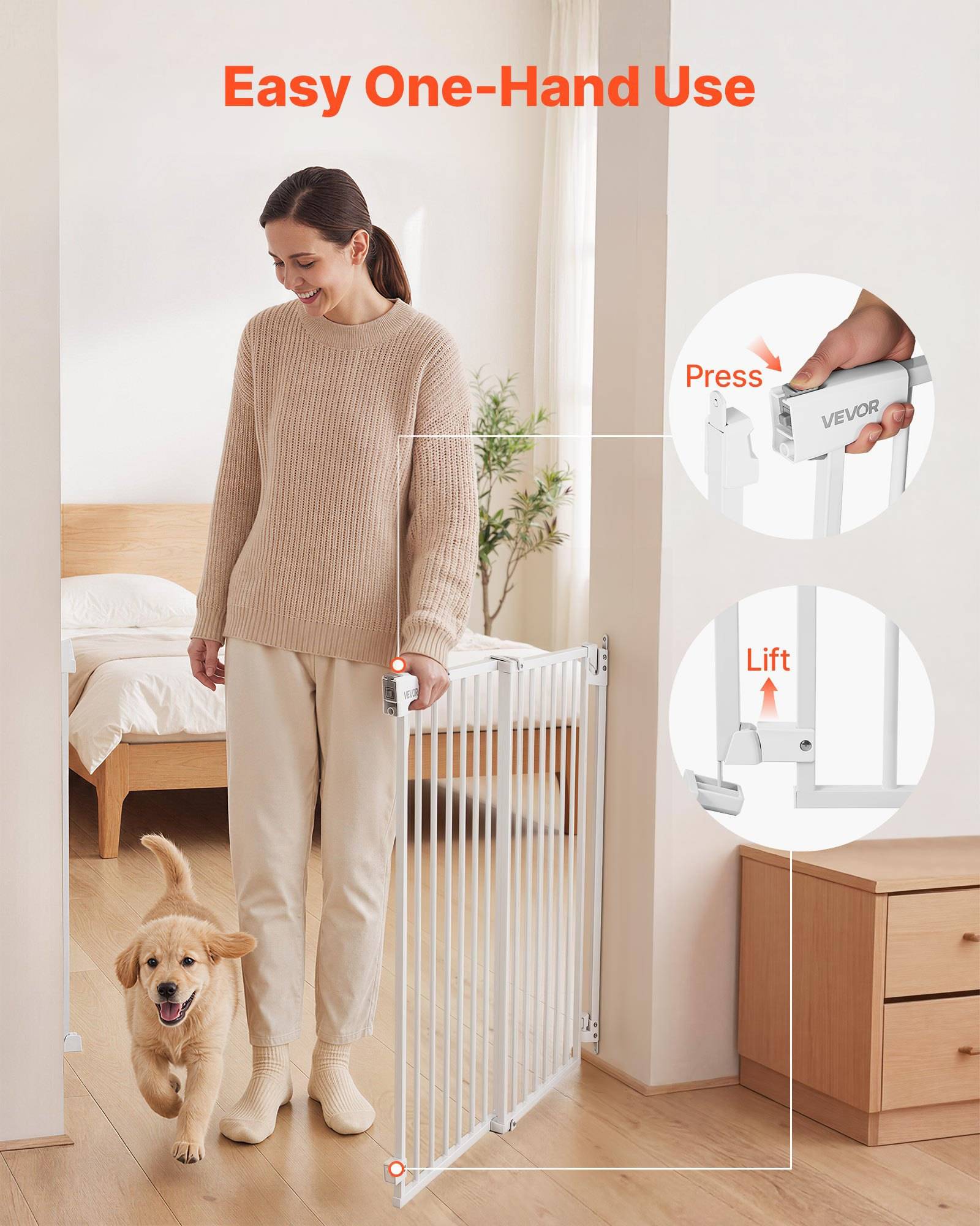 Frau öffnet ein weißes Haustiertor mit einer Hand, während ein Hund neben ihr geht; der Text besagt „Einfache Bedienung mit einer Hand" und zeigt die Schritte „Drücken"" und „Heben"".